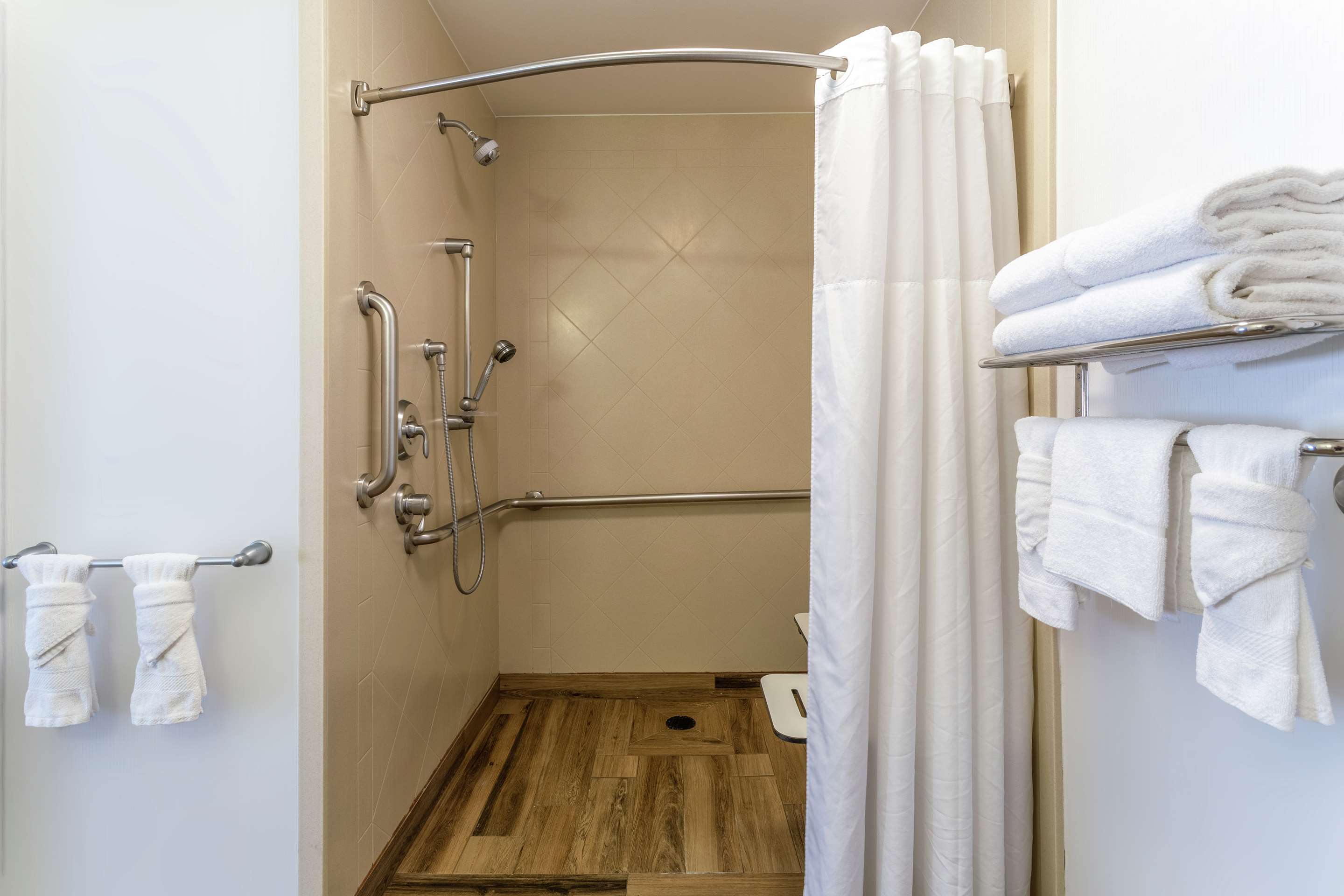 Guest room bath