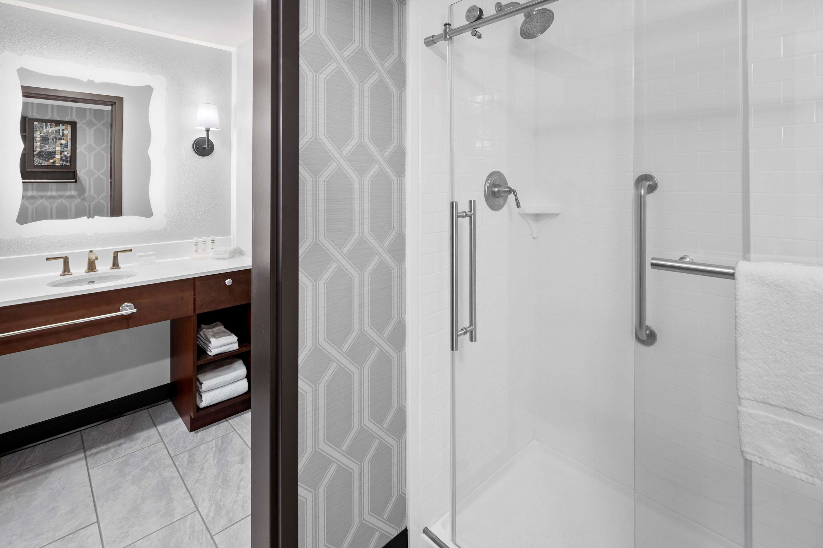 Guest room bath