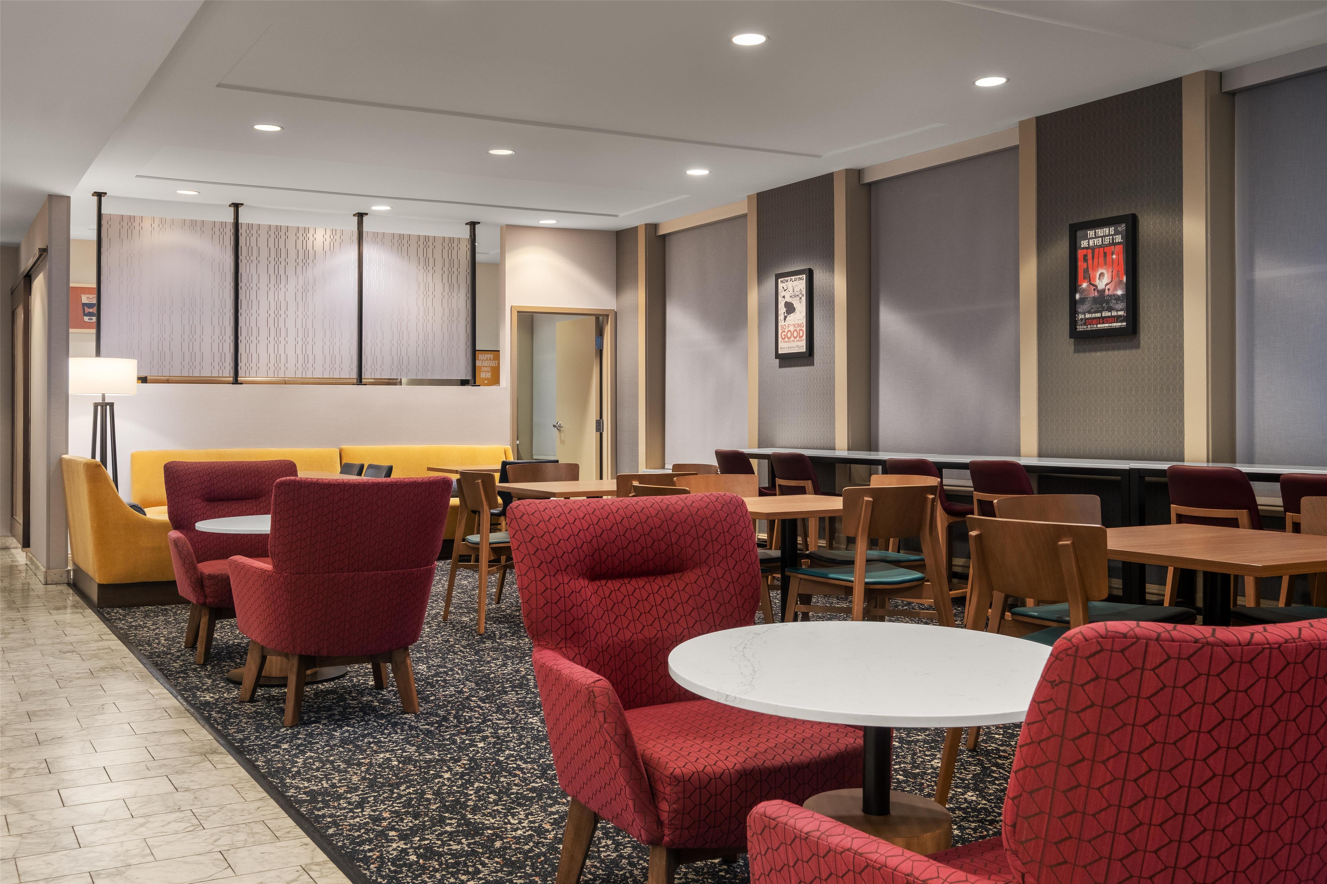 Lobby | Hampton Inn Majestic Chicago Theatre District