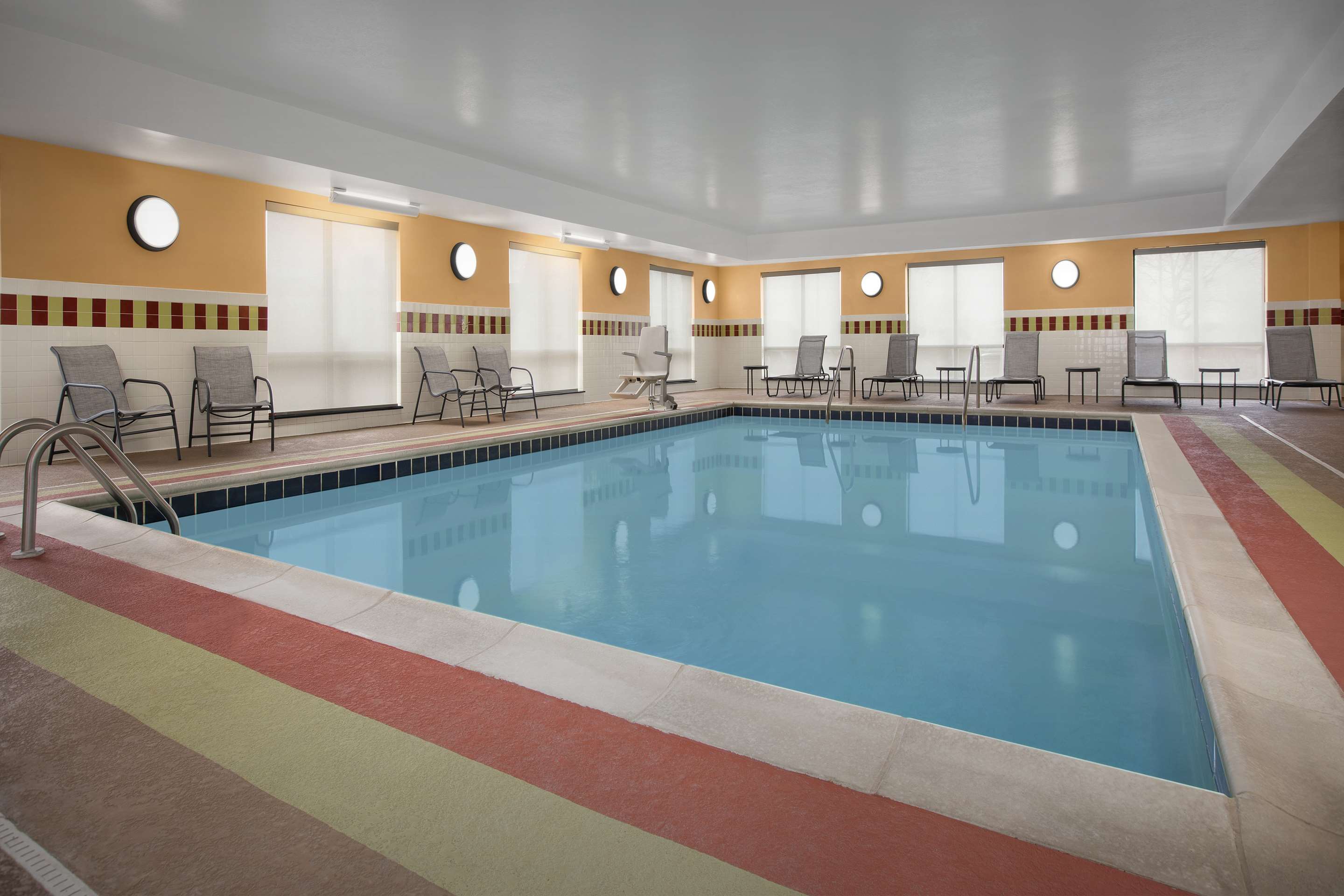 Pool | Hampton Inn Yorkville