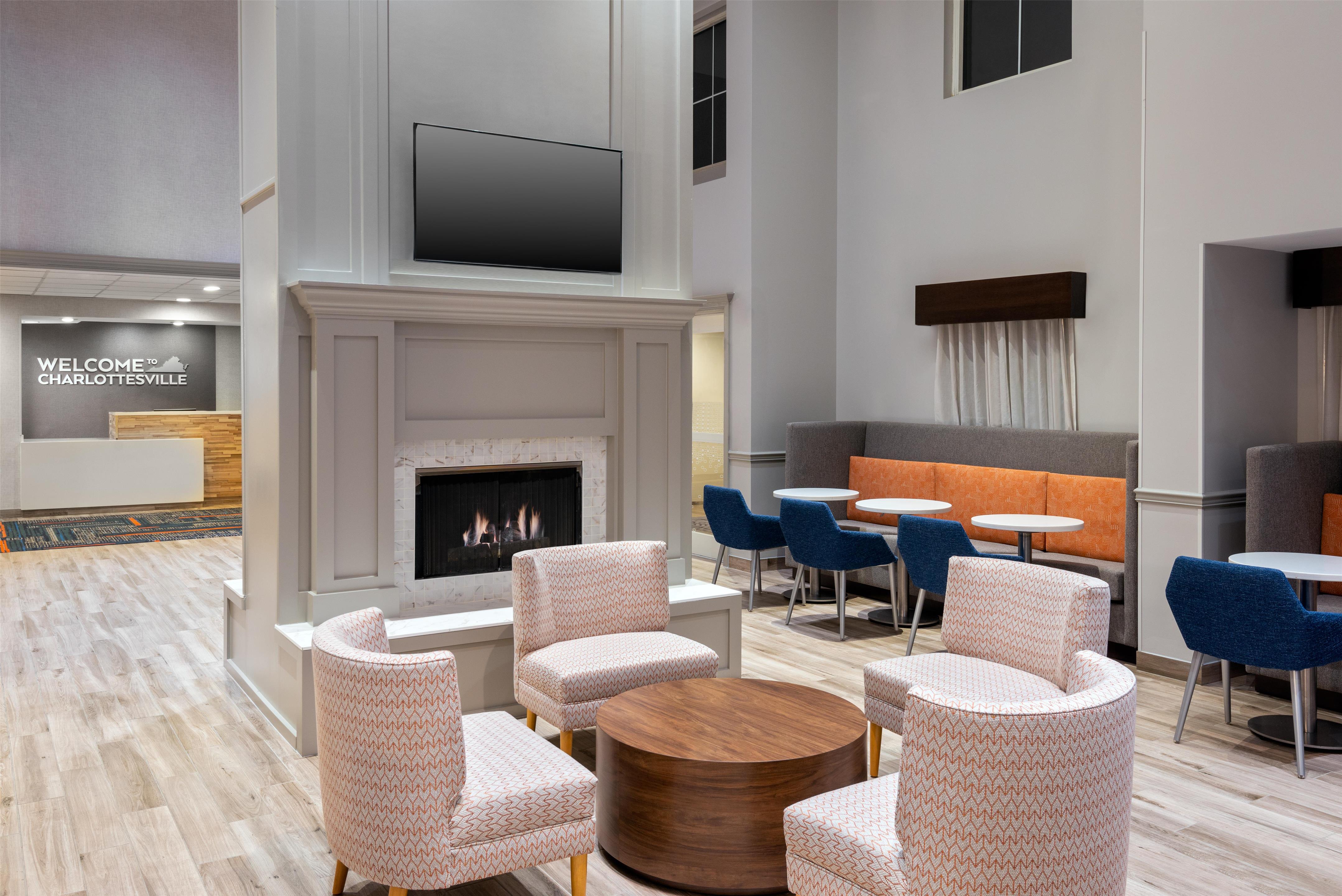 Lobby | Hampton Inn & Suites Charlottesville-At the University