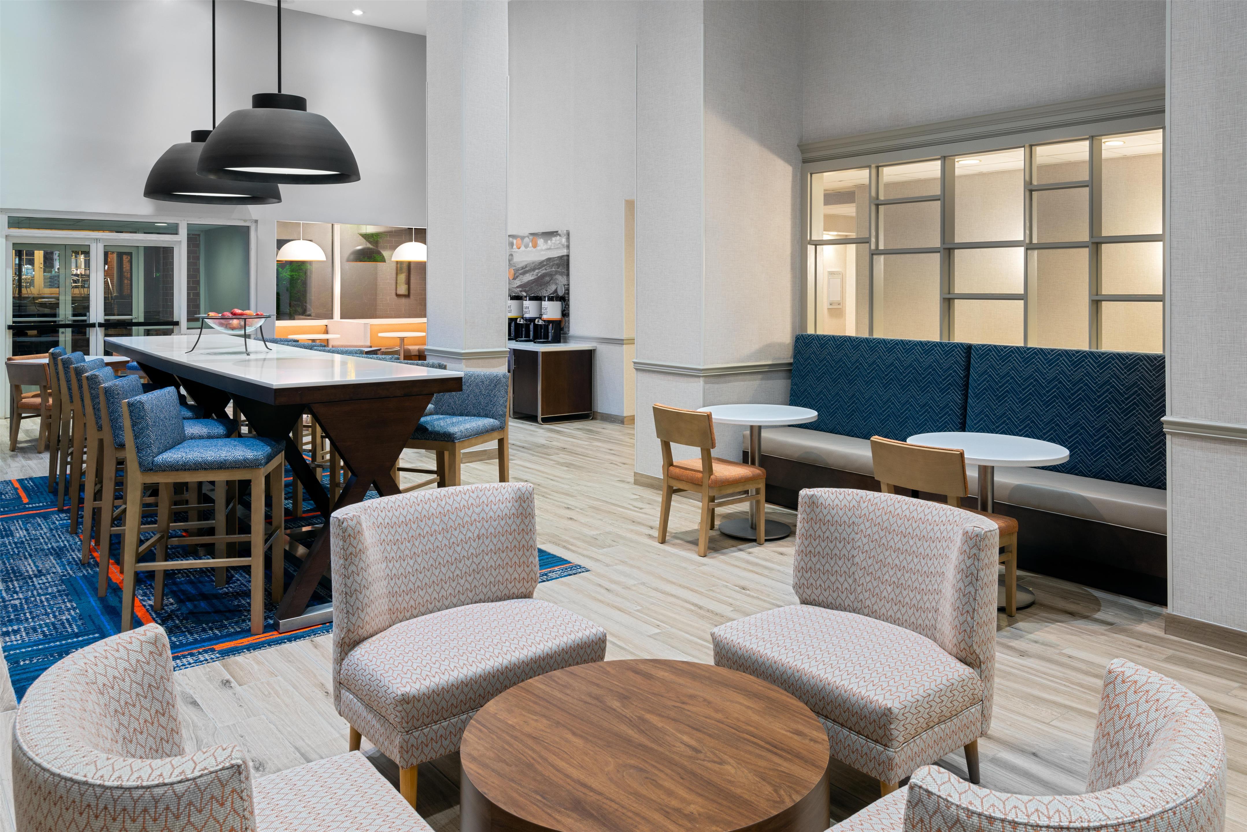 Lobby | Hampton Inn & Suites Charlottesville-At the University