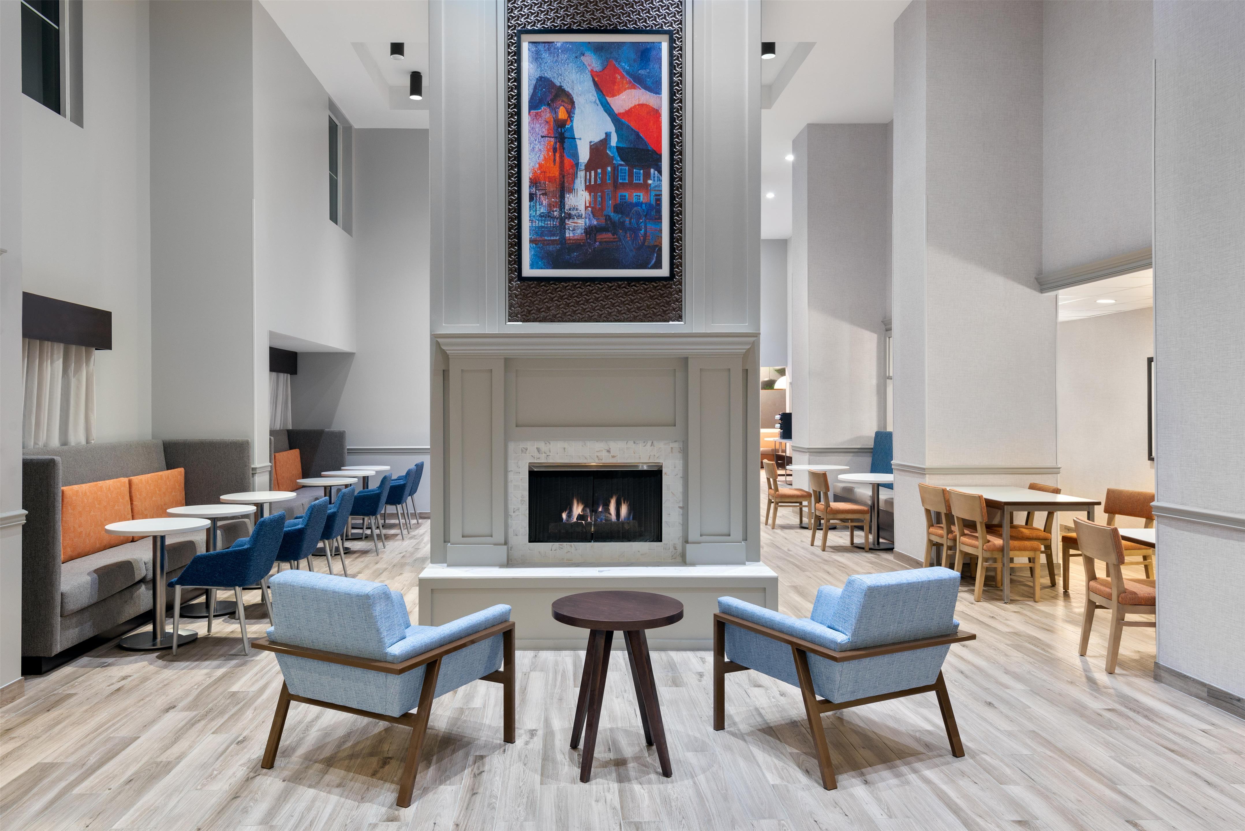 Lobby | Hampton Inn & Suites Charlottesville-At the University