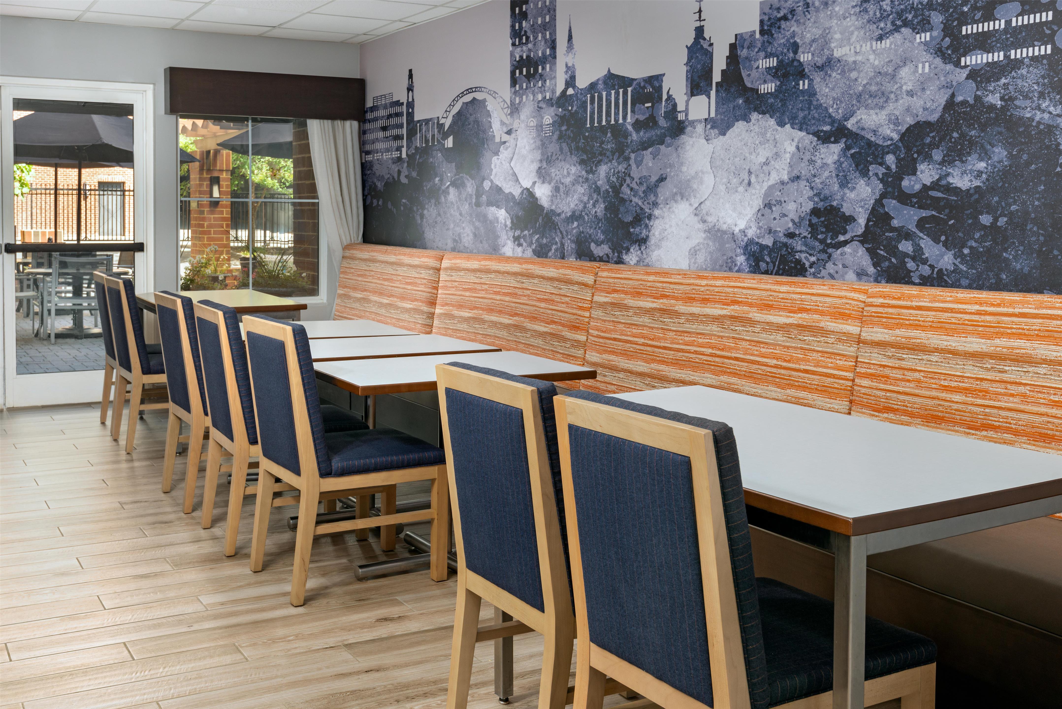 Breakfast Area | Hampton Inn & Suites Charlottesville-At the University