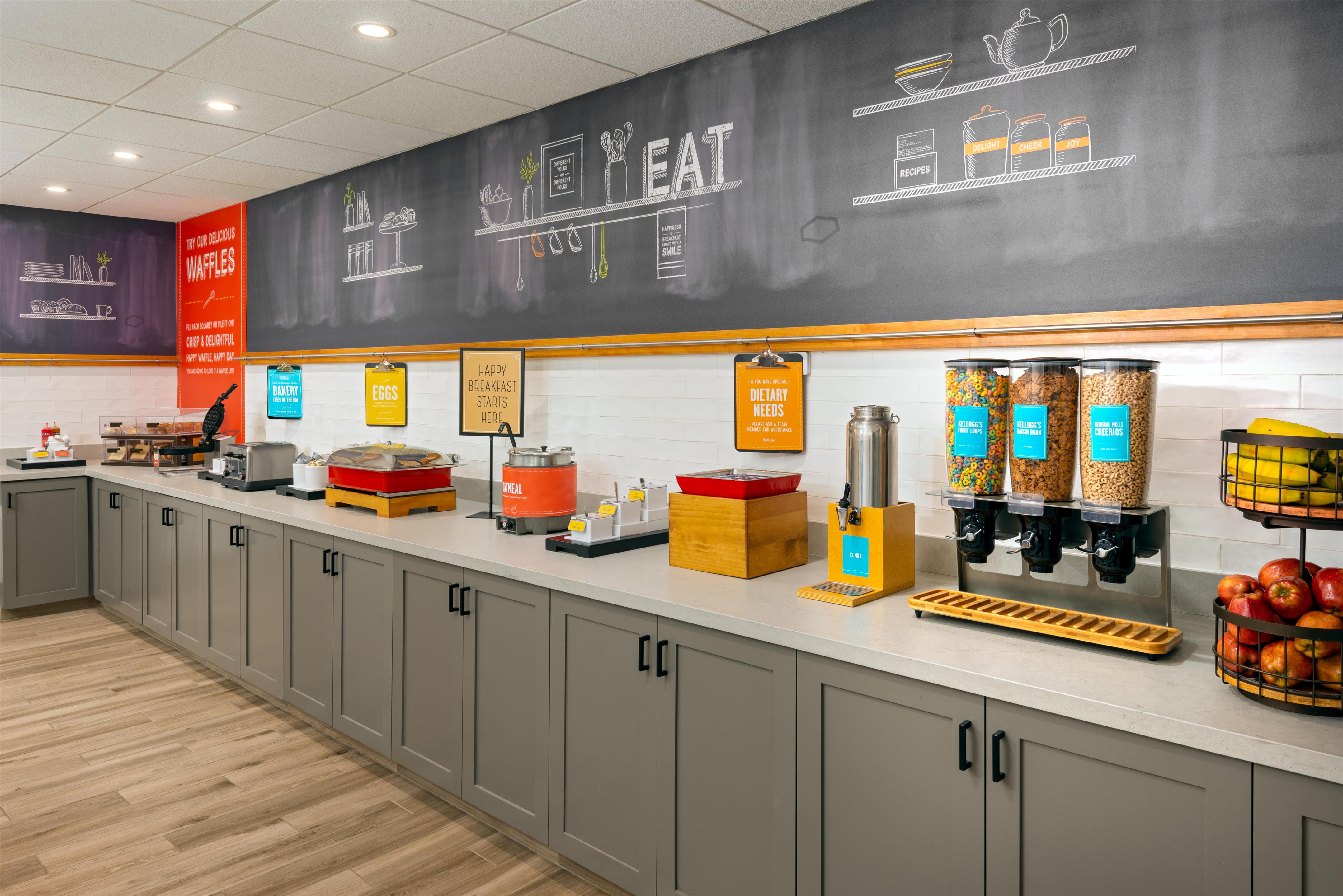 Breakfast Area | Hampton Inn & Suites Charlottesville-At the University