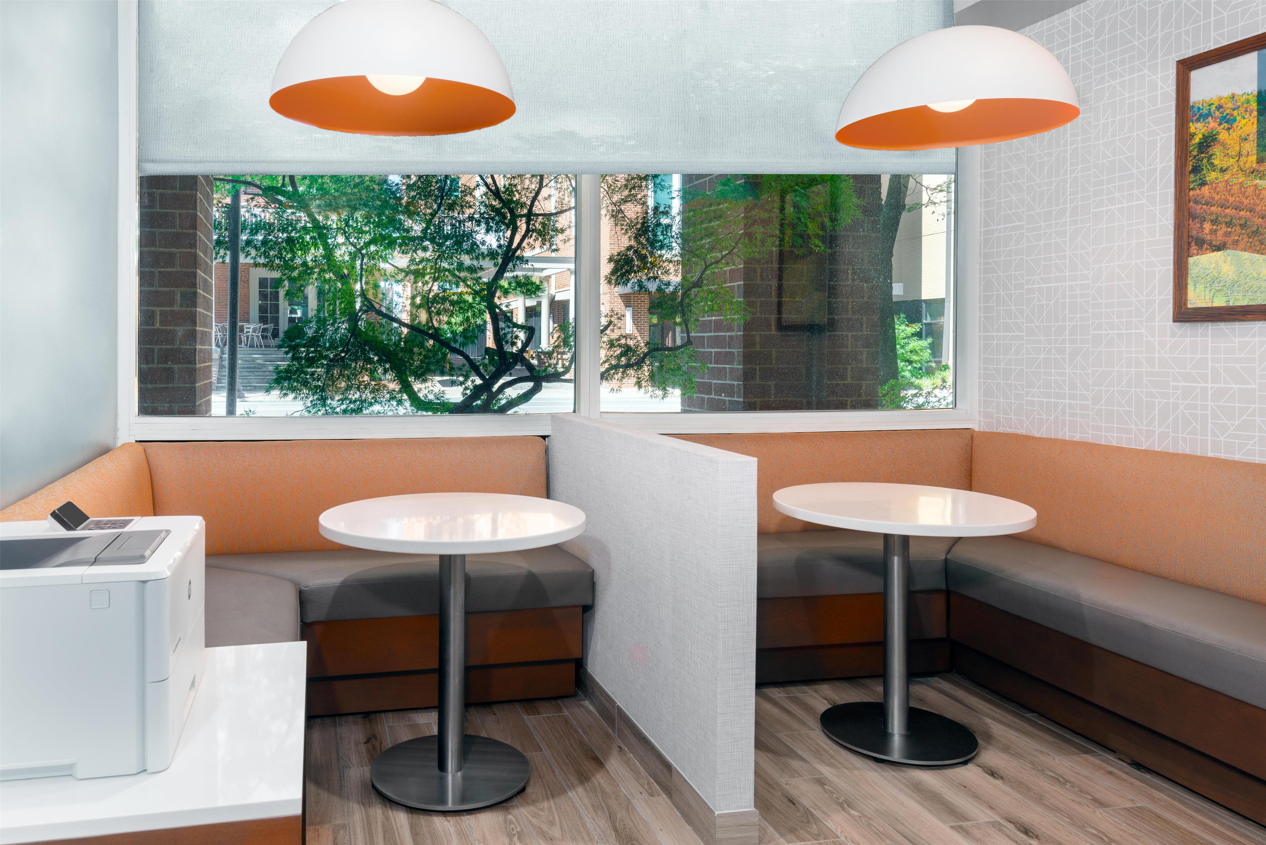 Business Center | Hampton Inn & Suites Charlottesville-At the University