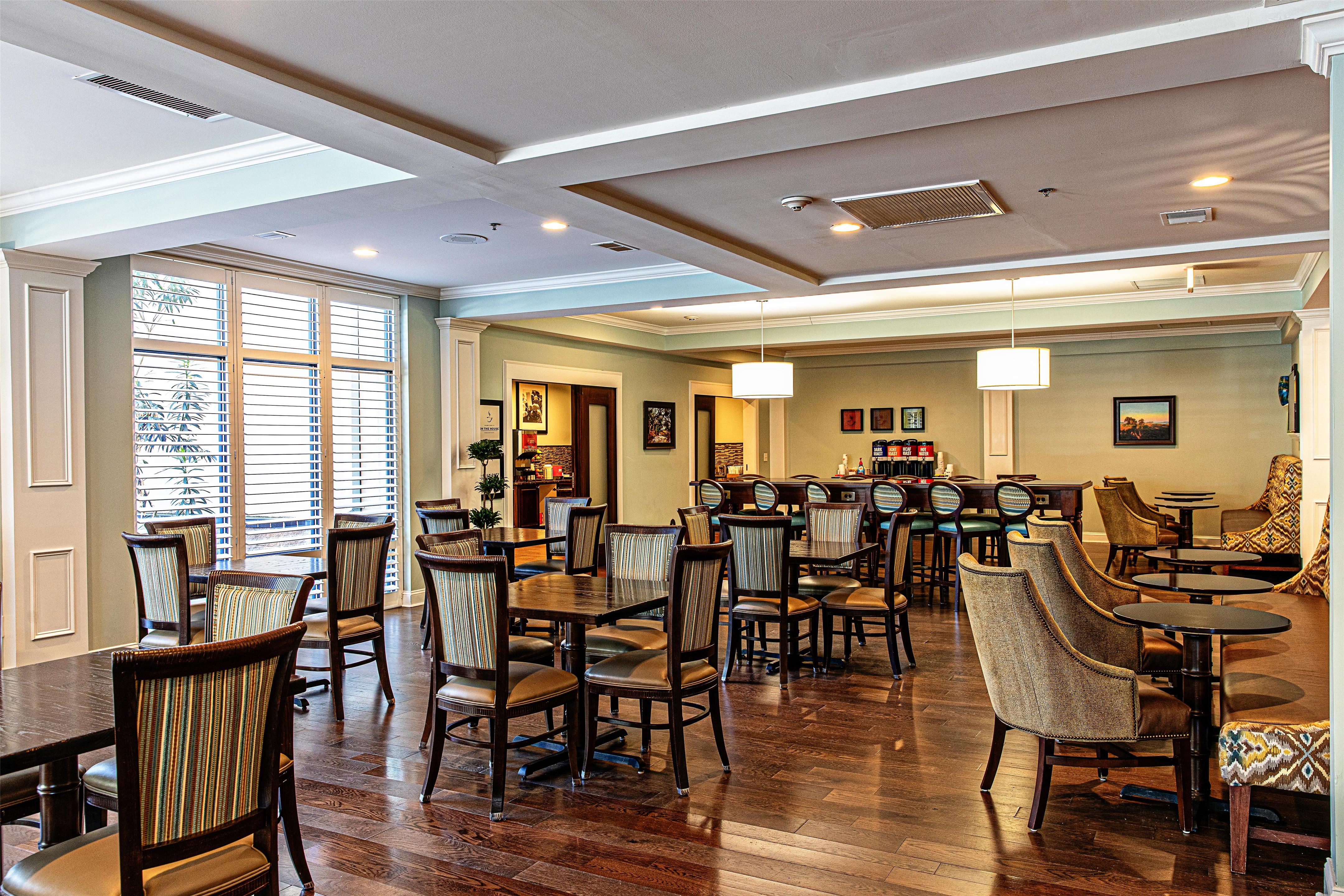 Breakfast Area | Hampton Inn Charleston - Daniel Island