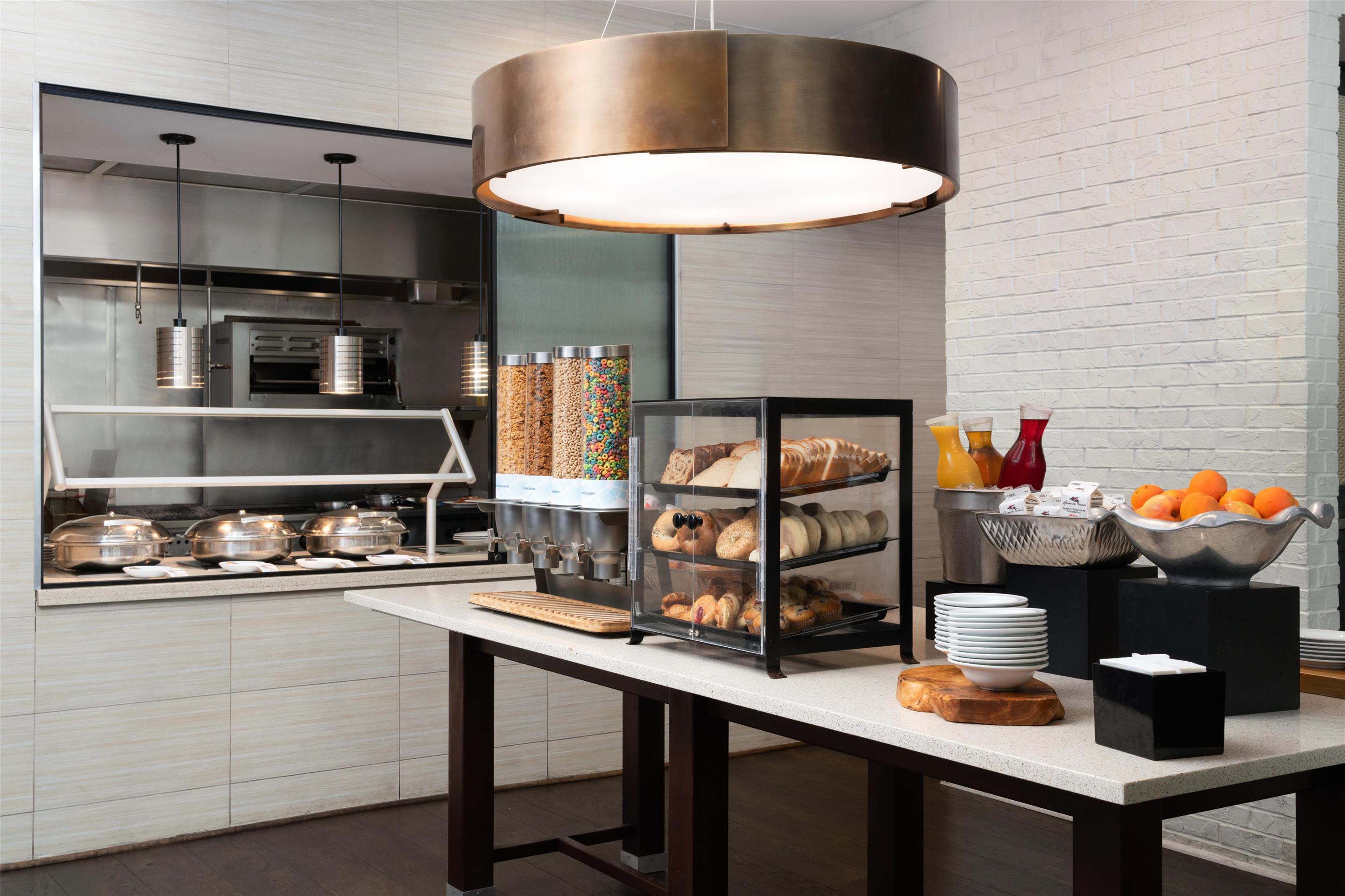 Breakfast Area | Hilton Garden Inn Charleston Waterfront/Downtown