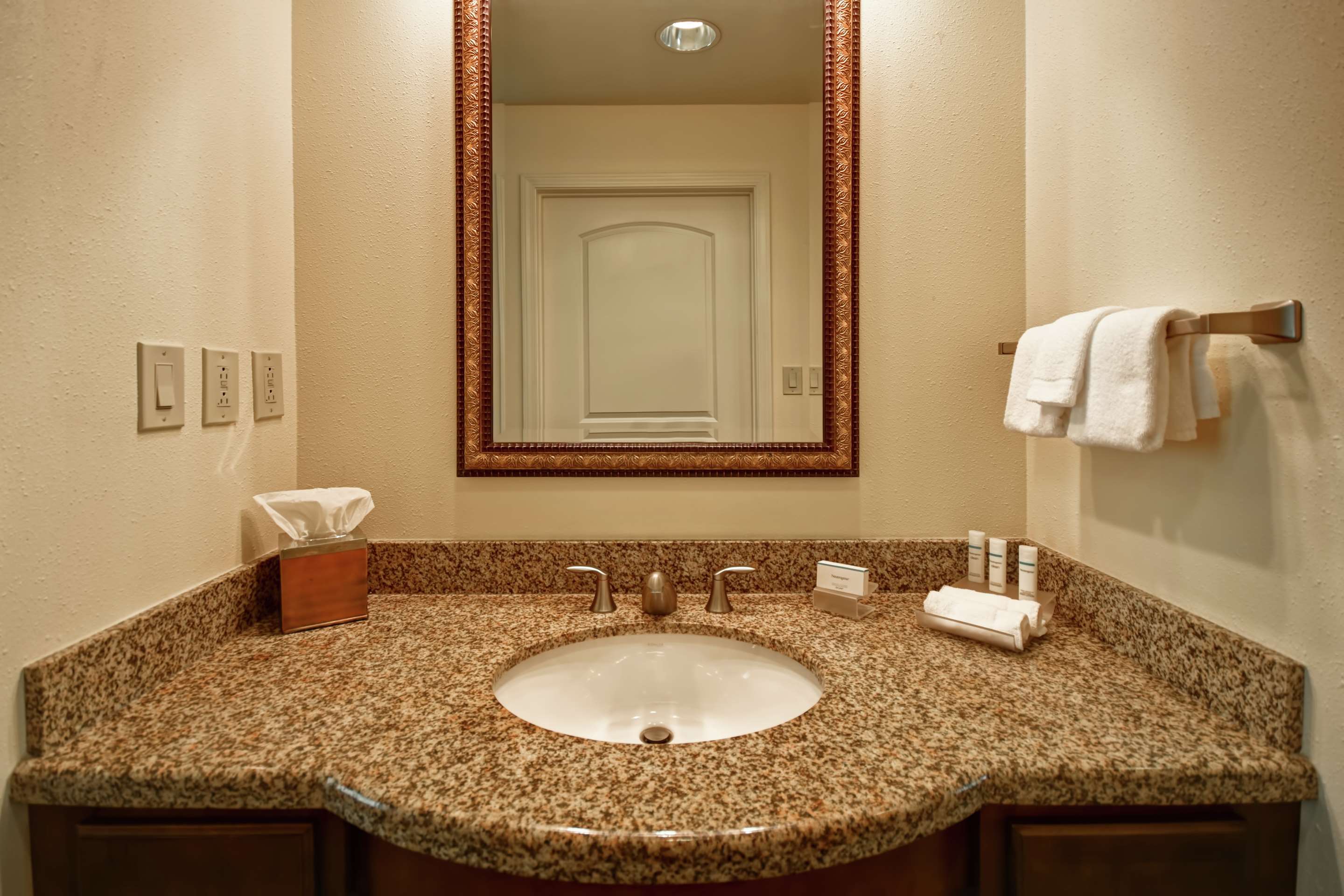 Guest room bath