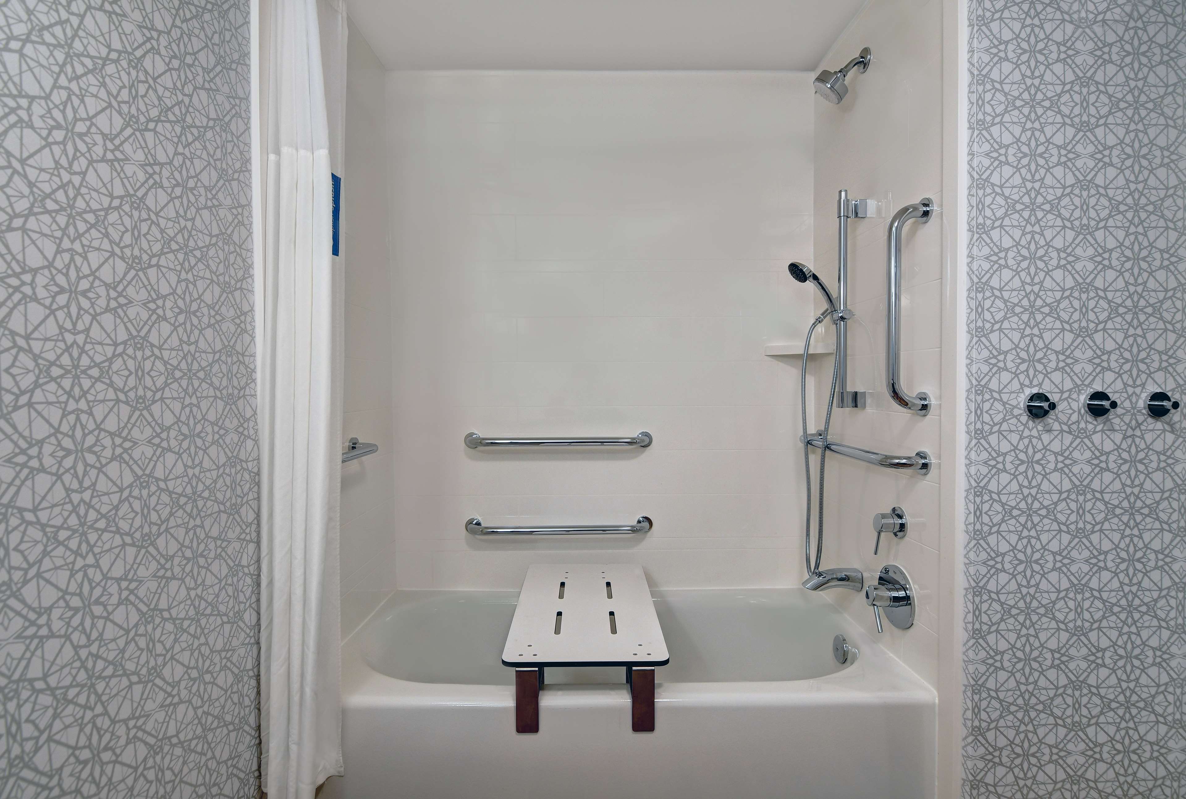 Hampton Inn Patriots Point Room Type - 1 QN MOB HEAR ACC TUB NS