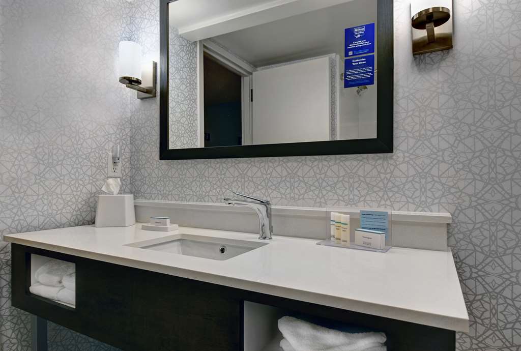 Hampton Inn Patriots Point - Tap to explore photos