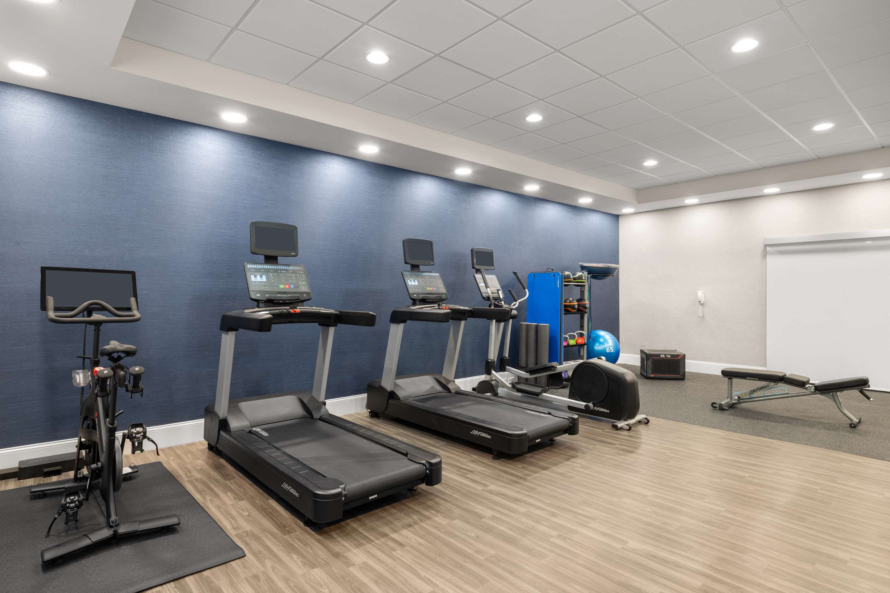 Health club fitness center gym | Hampton Inn Charleston North