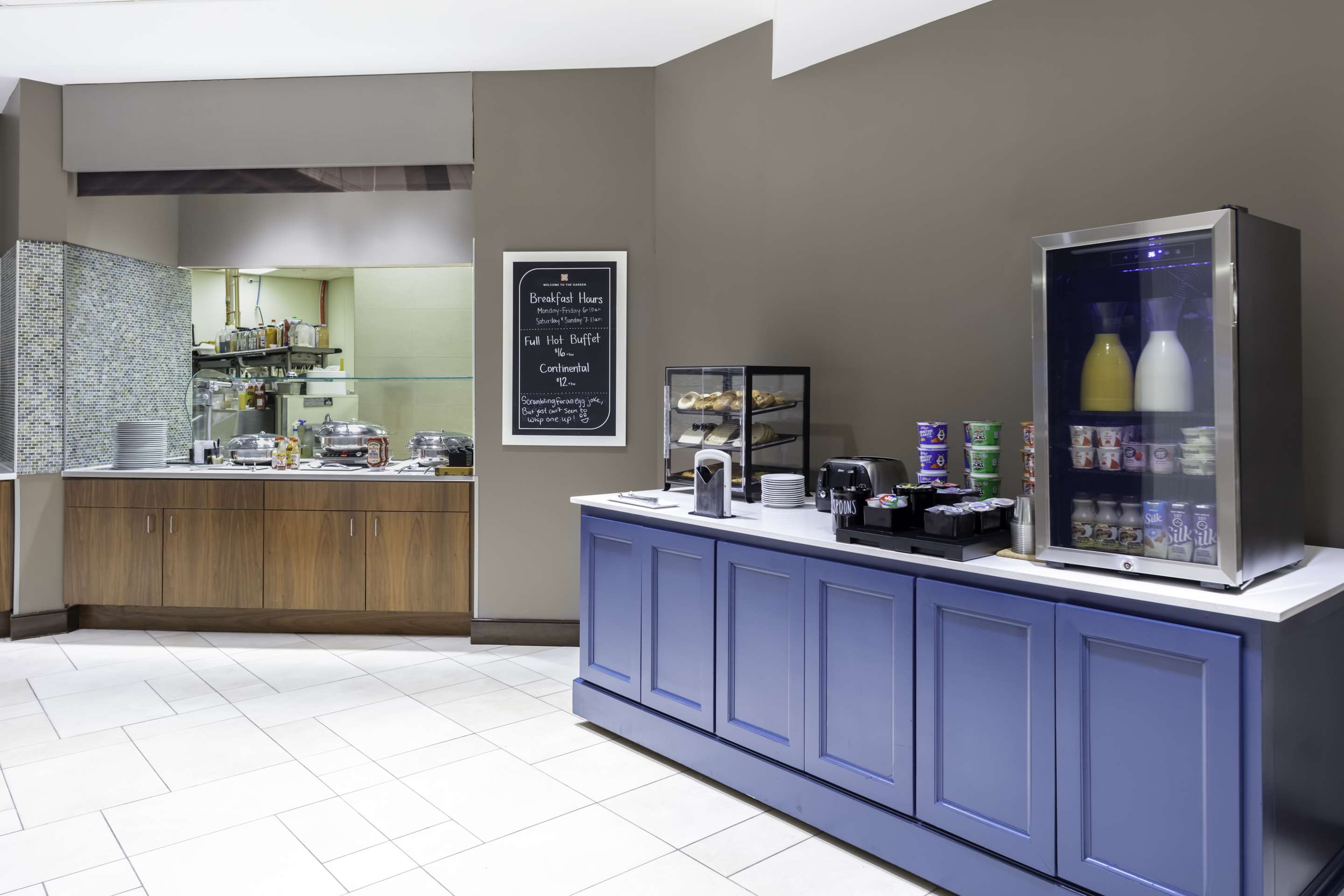 Breakfast Area | Hilton Garden Inn Charleston / Mt. Pleasant