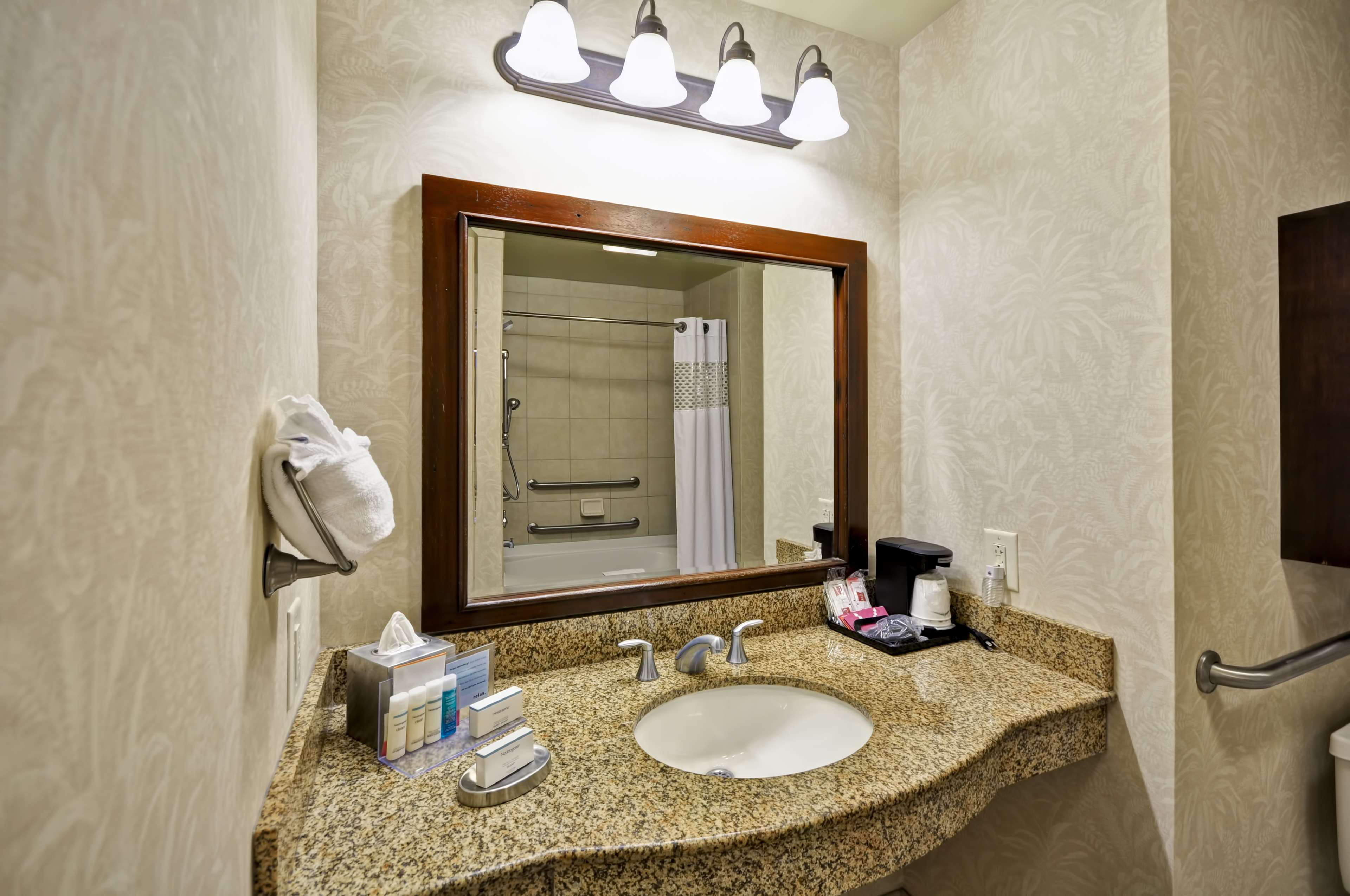 Hampton Inn & Suites North Charleston-University Blvd Room Type - 1KNG MOB HEAR ACC W TUB NS