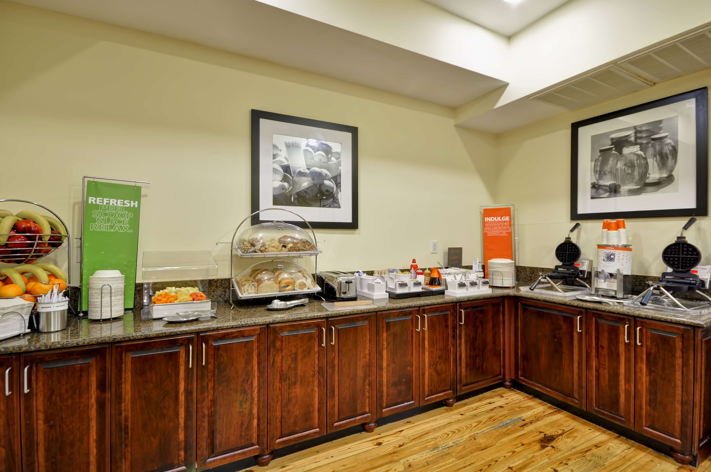 Breakfast Area | Hampton Inn & Suites Charleston/West Ashley