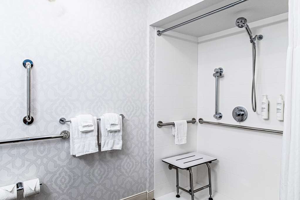 Hampton Inn &amp; Suites Charleston-West Ashley-guestroom-Guest Room,Bathroom,On-Site.jpg