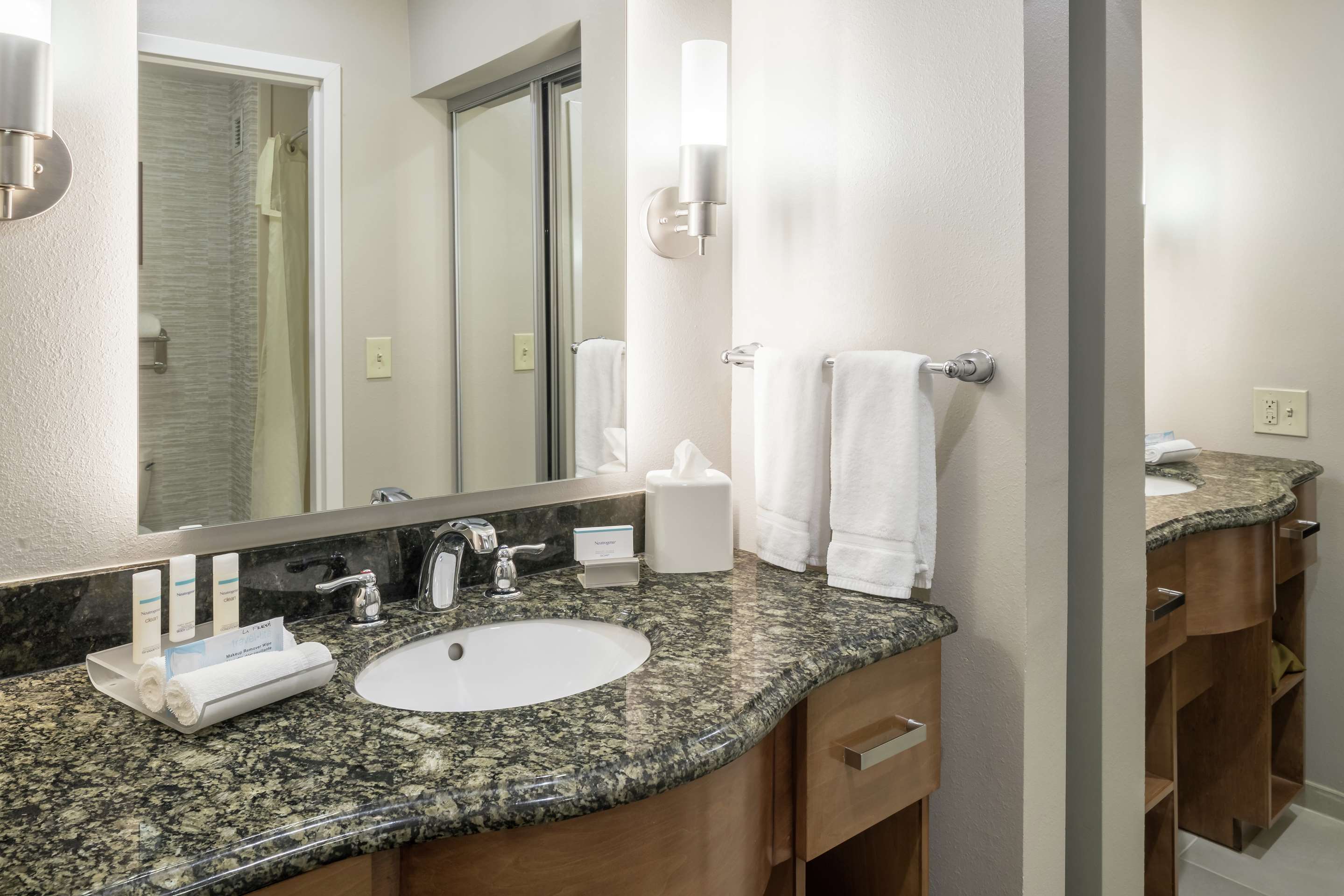 Guest room bath