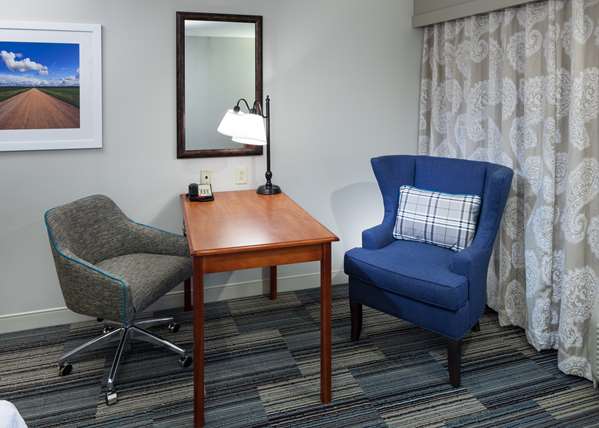  - Hampton Inn & Suites North Cedar Rapids
