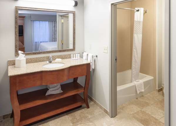  - Hampton Inn & Suites North Cedar Rapids