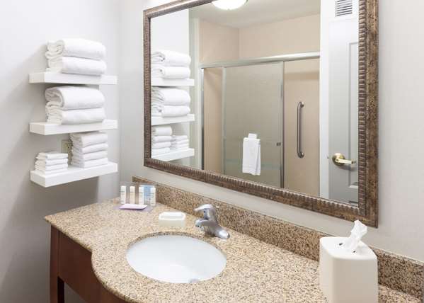  - Hampton Inn & Suites North Cedar Rapids