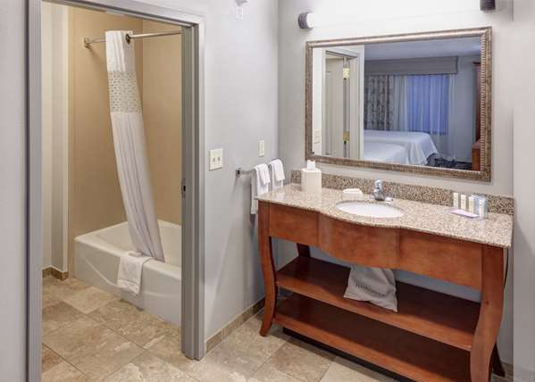  - Hampton Inn & Suites North Cedar Rapids