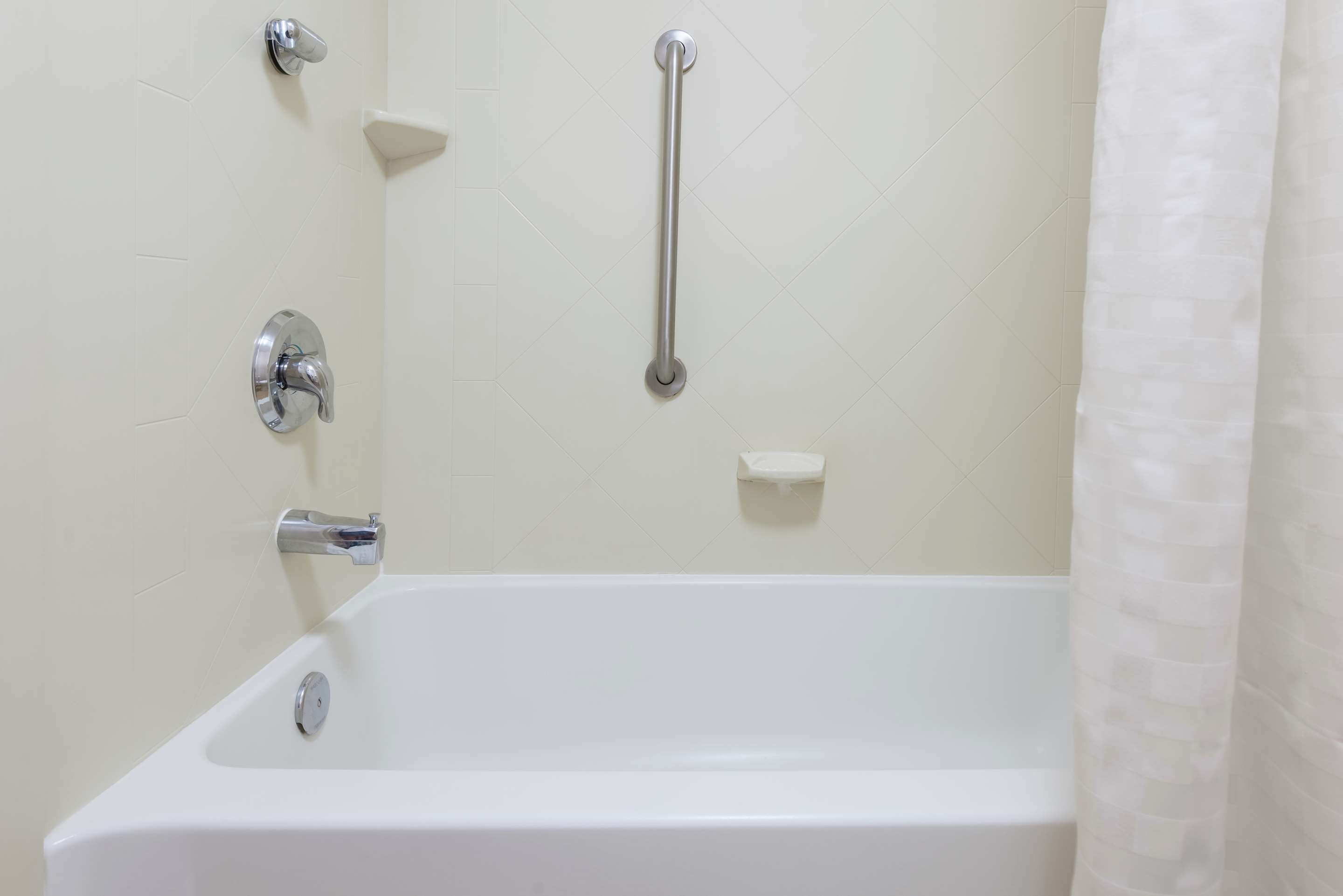 Guest room bath