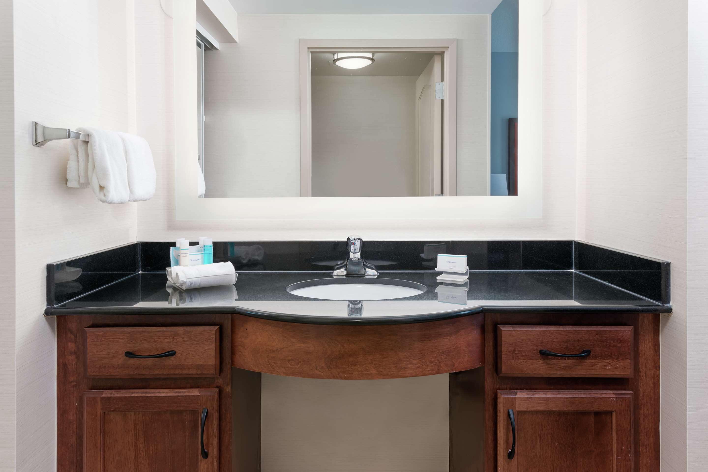 Guest room bath