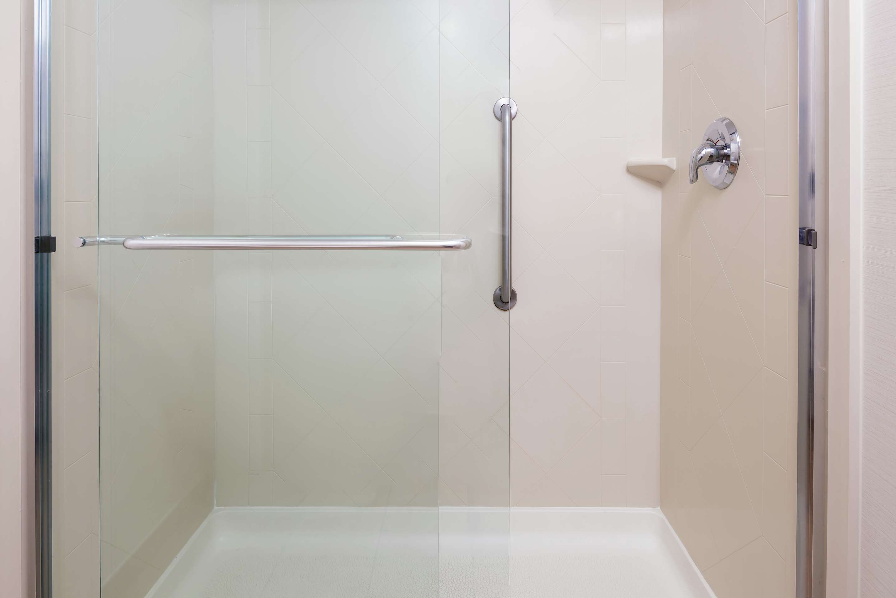 Guest room bath