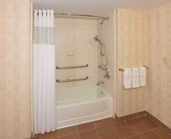  - Hampton Inn & Suites Beachwood - I-271, Exit 29