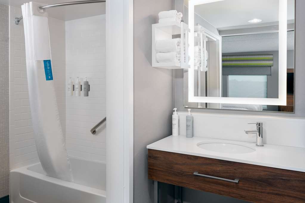Hampton Inn &amp; Suites Cleveland-Beachwood-guestroom-Guest Room,Bathroom,On-Site.jpg