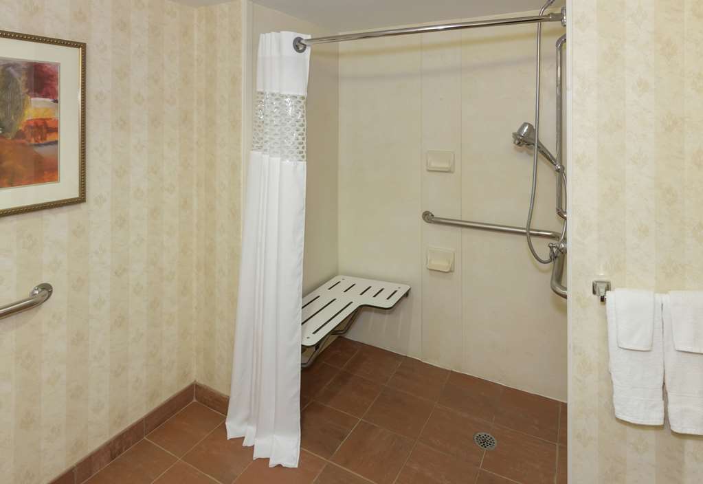 Hampton Inn & Suites by Hilton Cleveland-Beachwood - Tap to explore photos