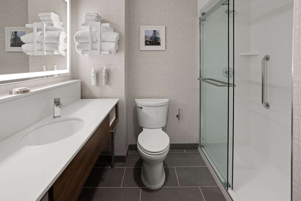 Hampton Inn Cleveland-Airport/Tiedeman Rd.-guestroom-Guest Room,Bathroom,On-Site.jpg