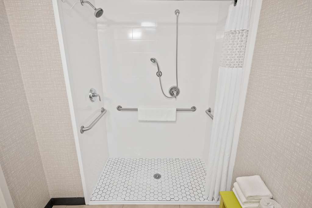 Hampton Inn Cleveland-Westlake-guestroom-Guest Room,Bathroom,On-Site.jpg