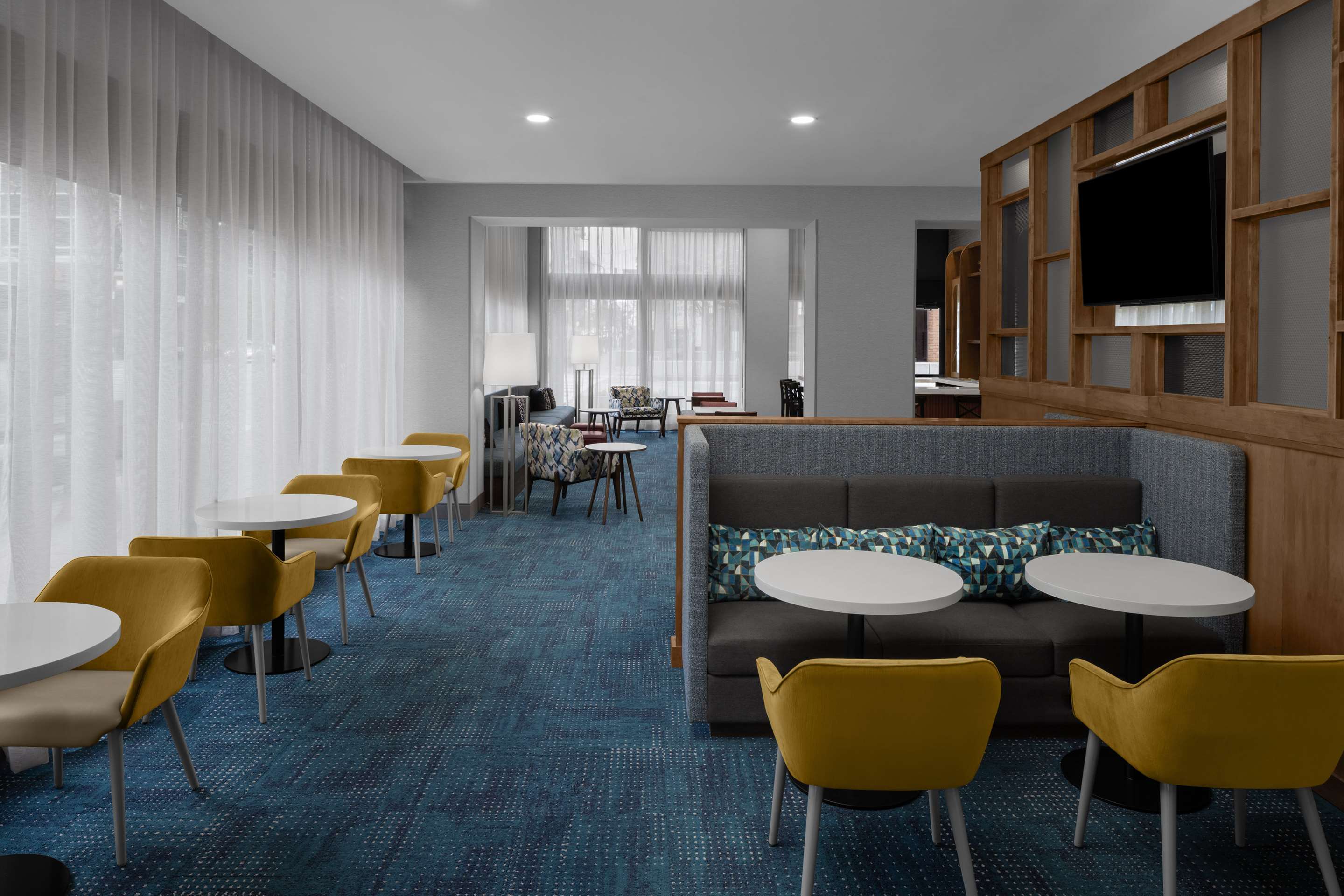 Lobby | Hampton Inn Cleveland-Downtown