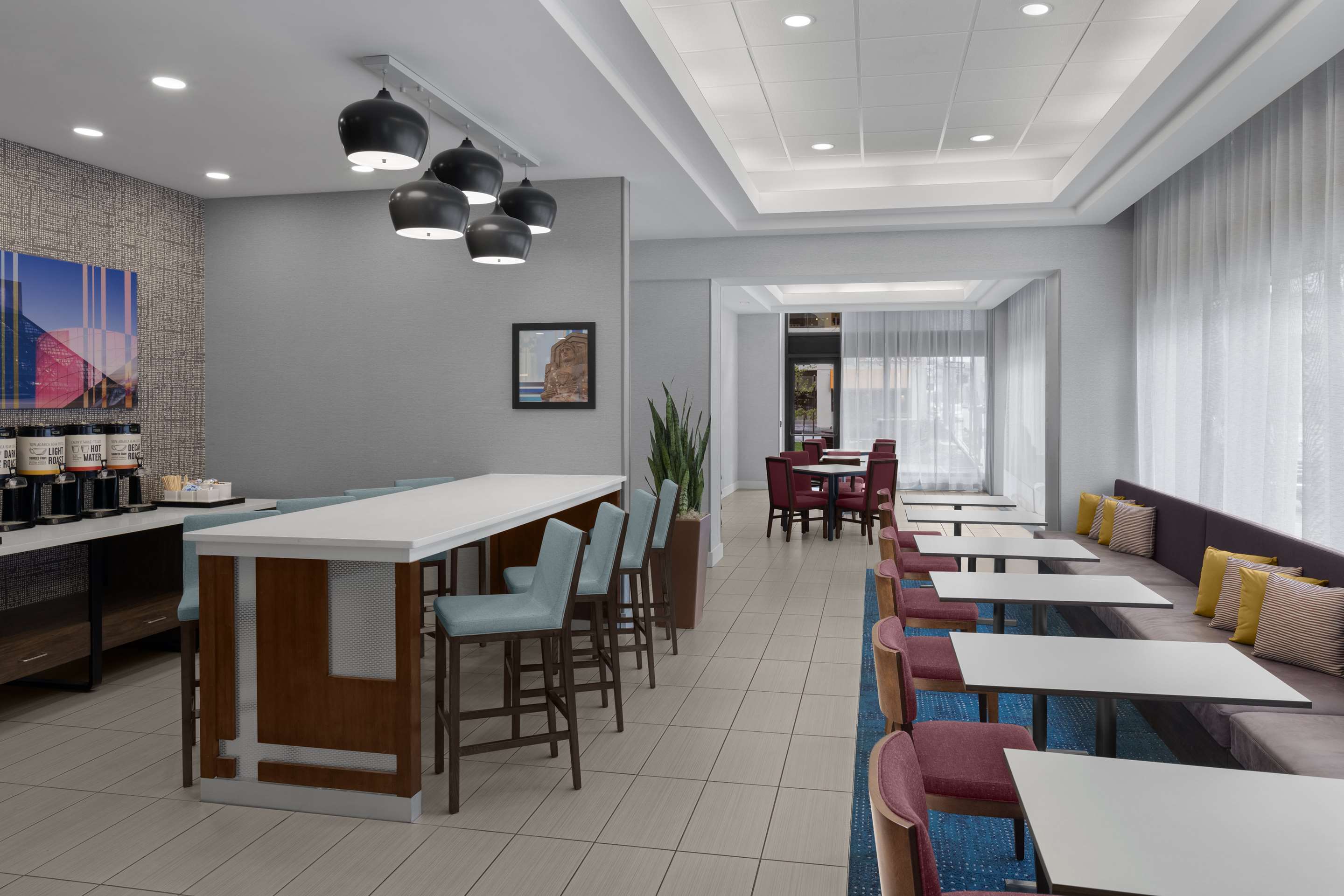 Breakfast Area | Hampton Inn Cleveland-Downtown