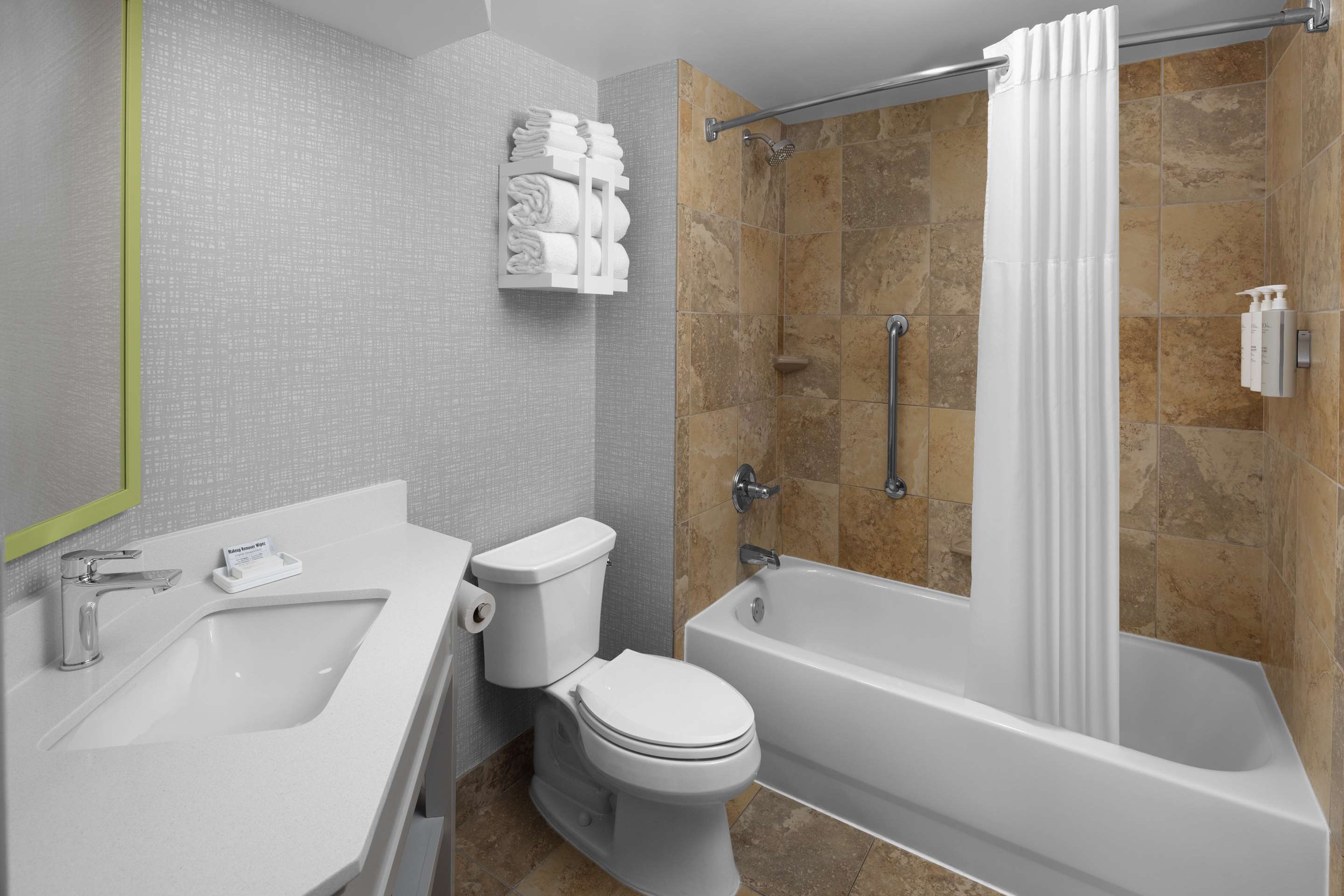Guest room bath