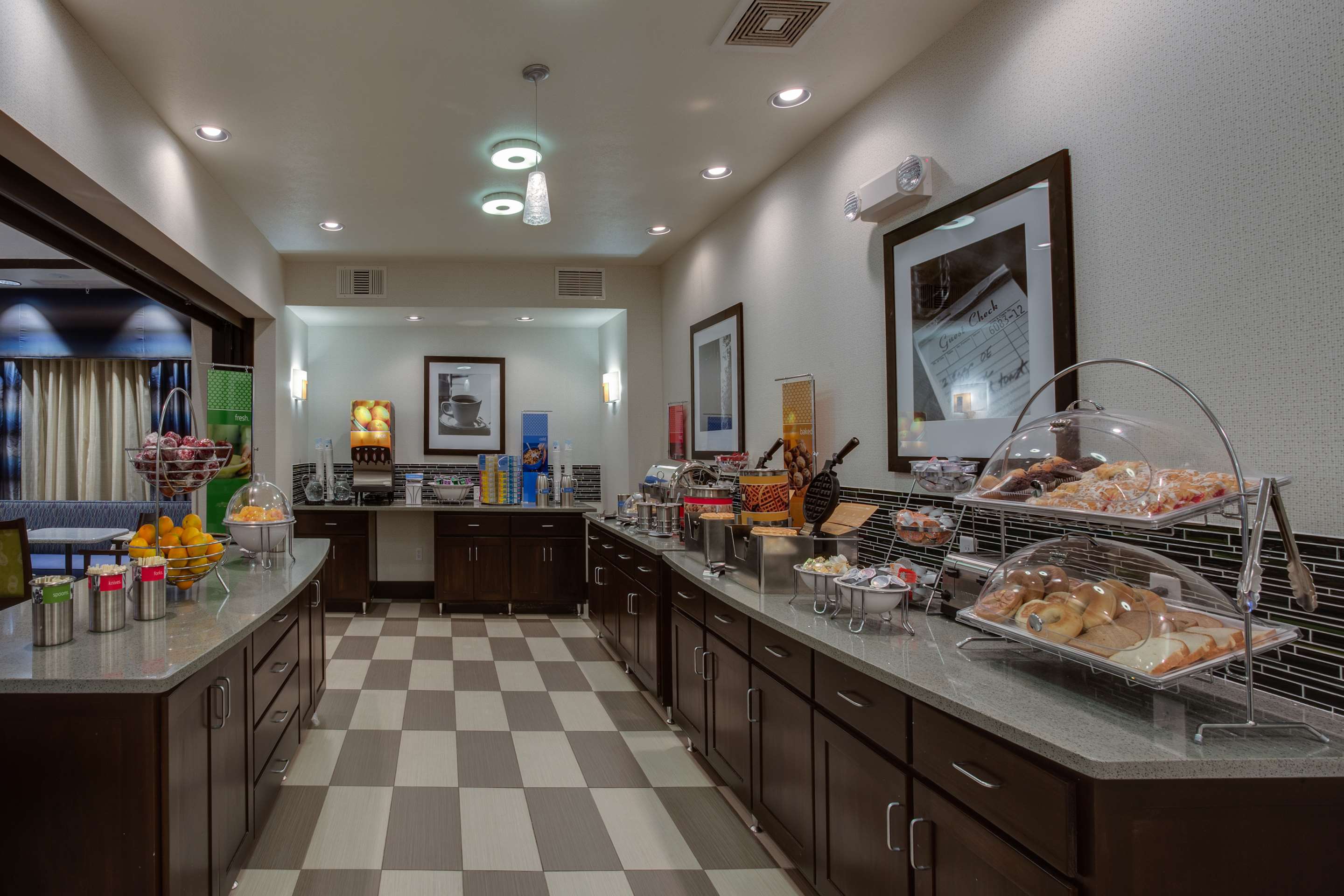 Restaurant | Hampton Inn & Suites Elyria