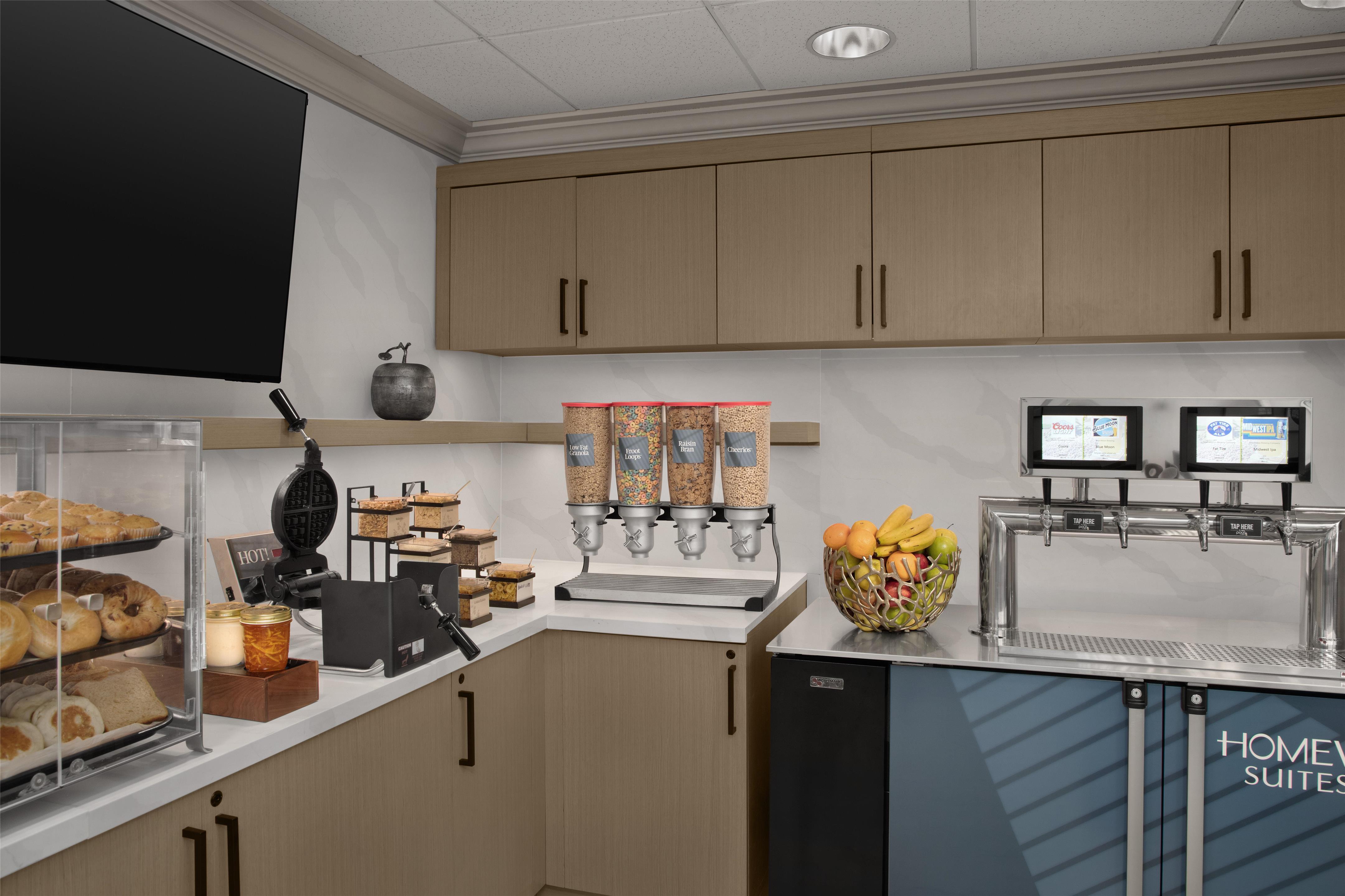 Breakfast Area | Homewood Suites by Hilton Cleveland-Solon