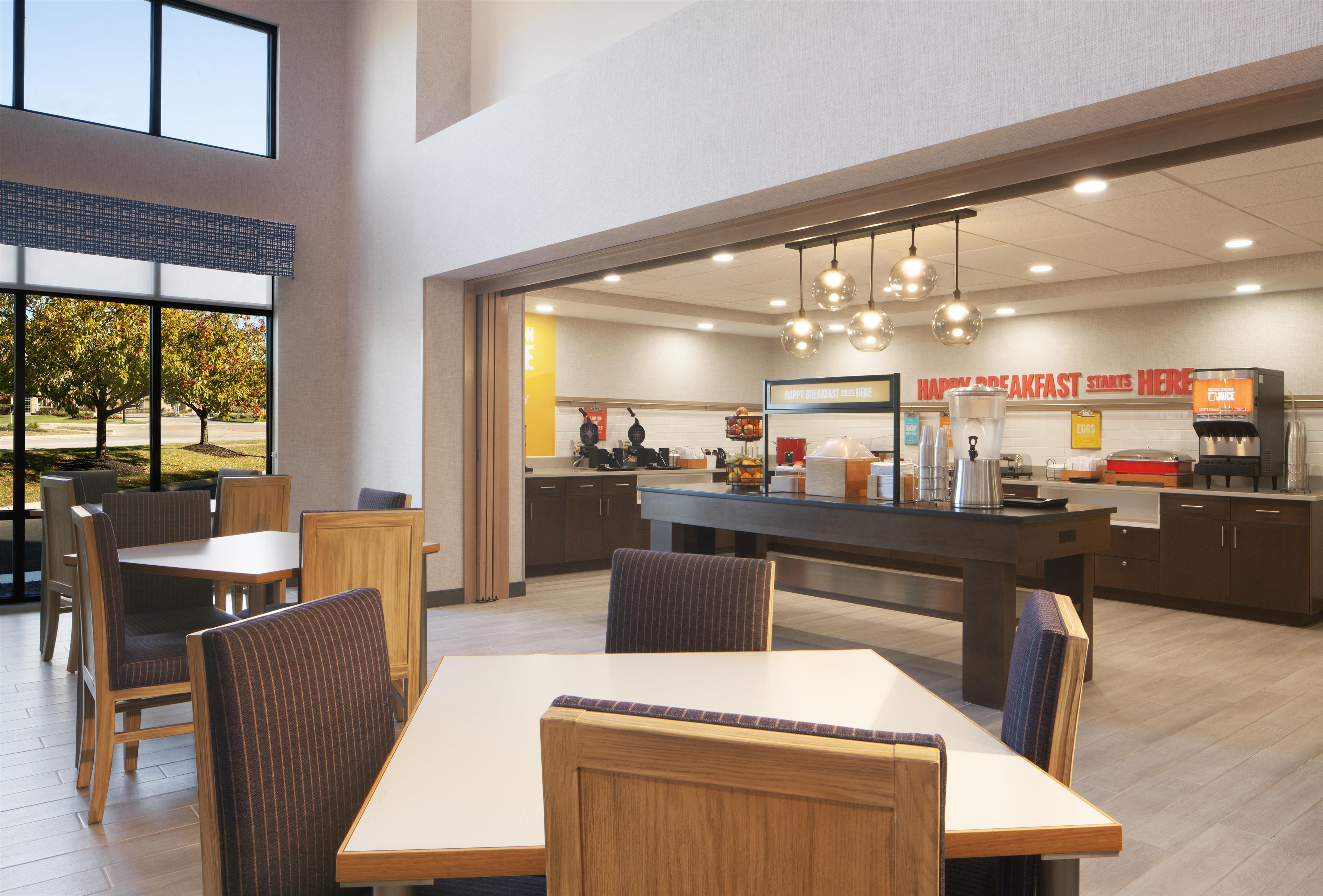 Breakfast Area | Hampton Inn & Suites Cleveland Mentor