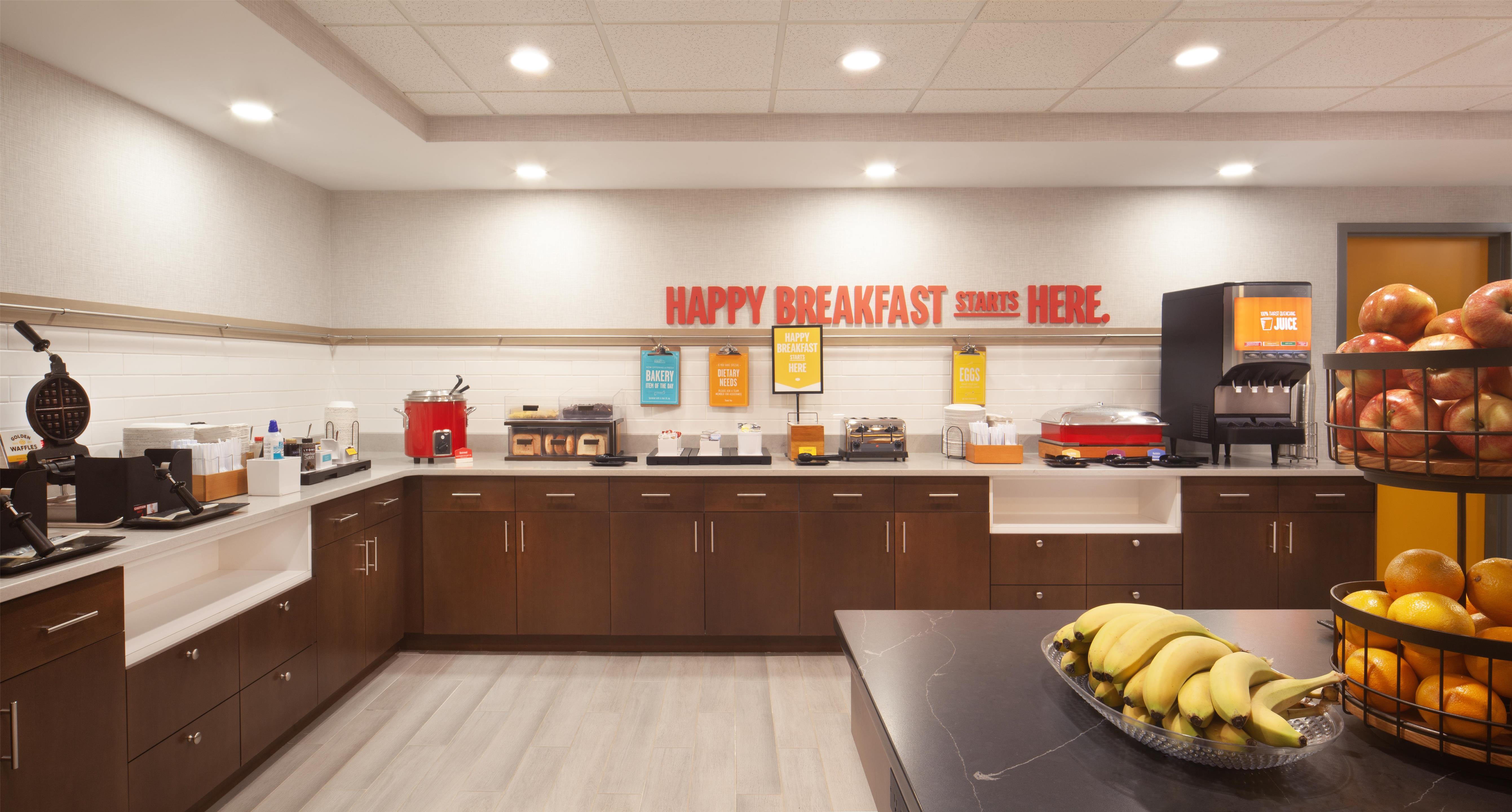 Breakfast Area | Hampton Inn & Suites Cleveland Mentor