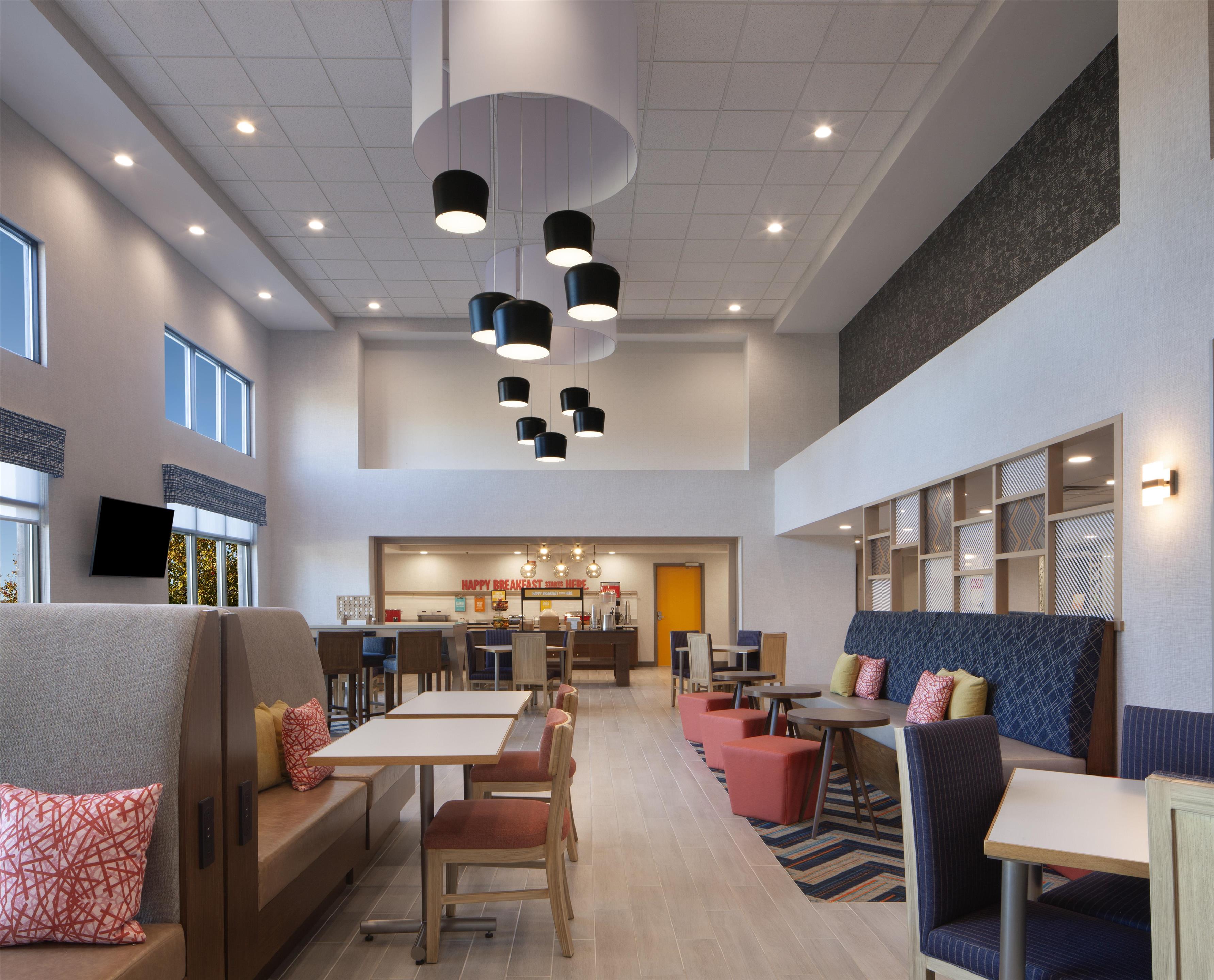 Breakfast Area | Hampton Inn & Suites Cleveland Mentor