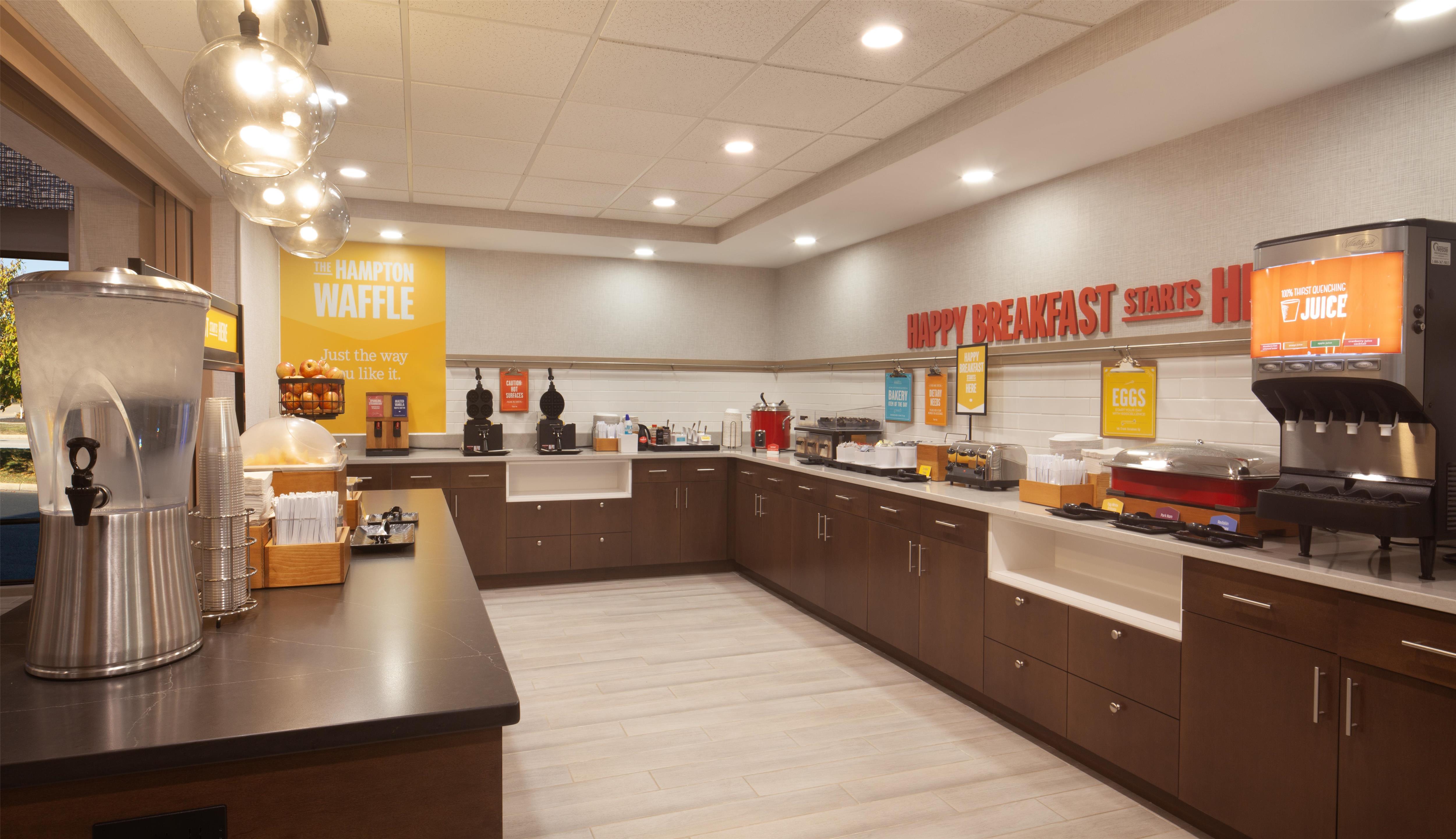 Breakfast Area | Hampton Inn & Suites Cleveland Mentor