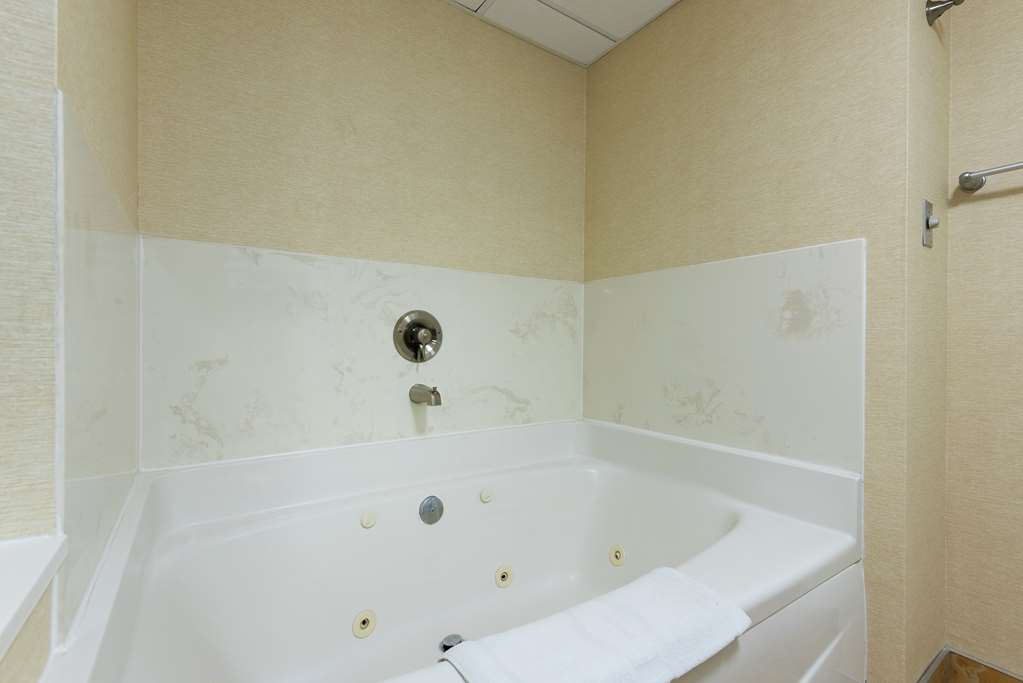 Hampton Inn &amp; Suites Cleveland-Airport-guestroom-Guest Room,Bathroom,On-Site.jpg