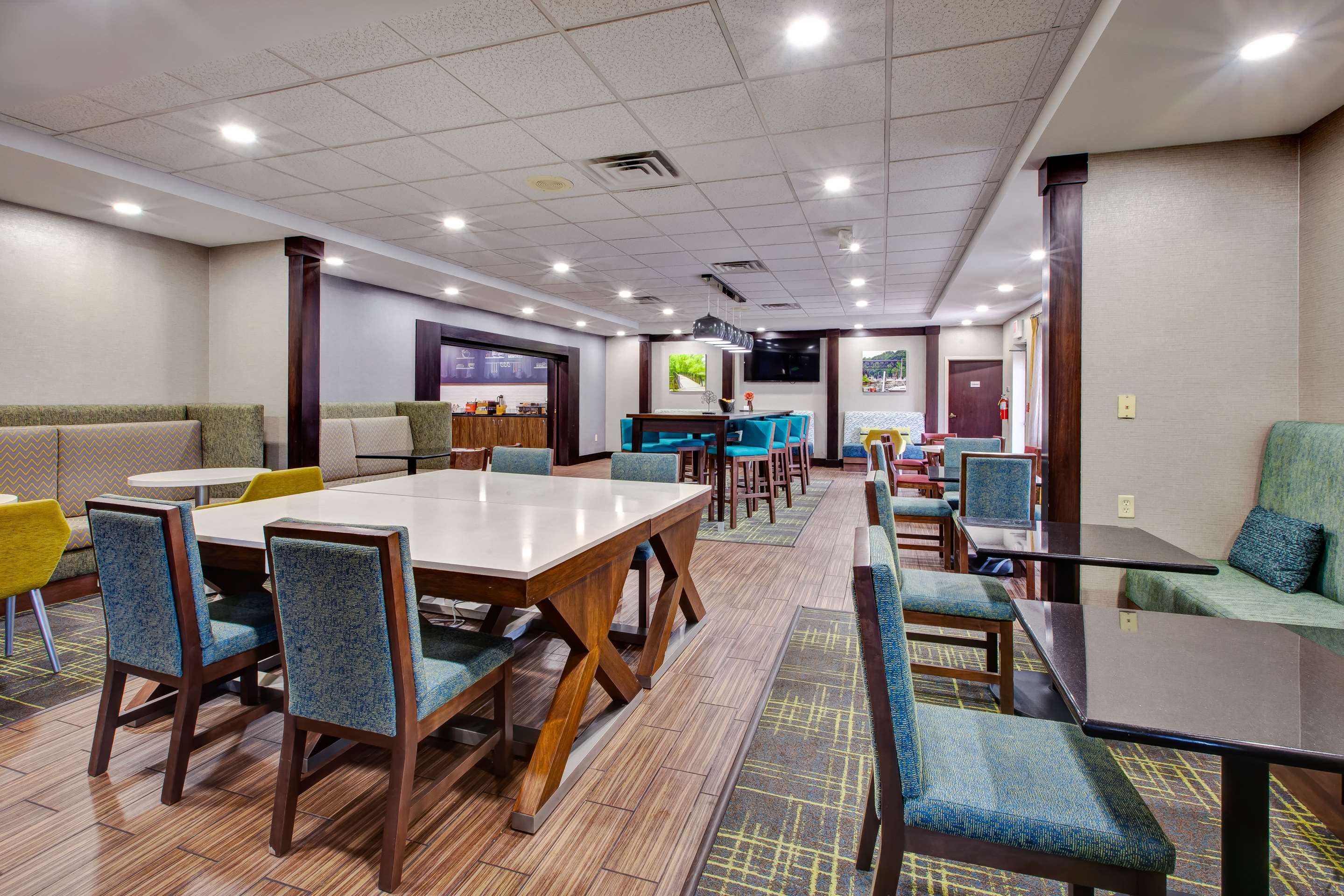 Breakfast Area | Hampton Inn & Suites Cleveland-Airport/Middleburg Heights