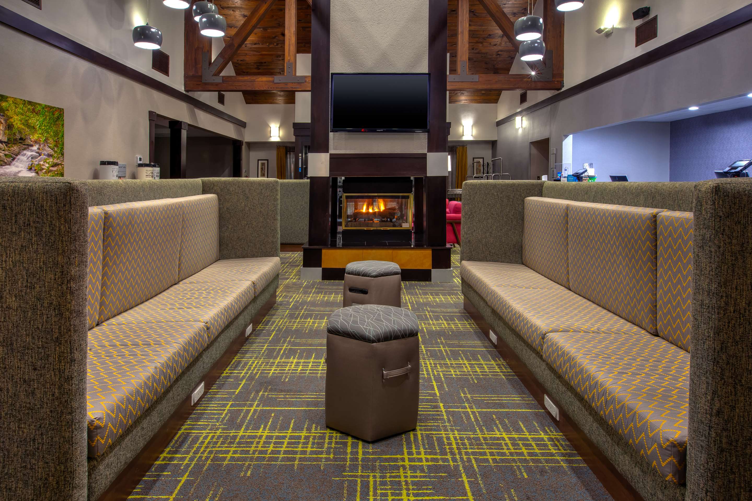 Lobby | Hampton Inn & Suites Cleveland-Airport/Middleburg Heights