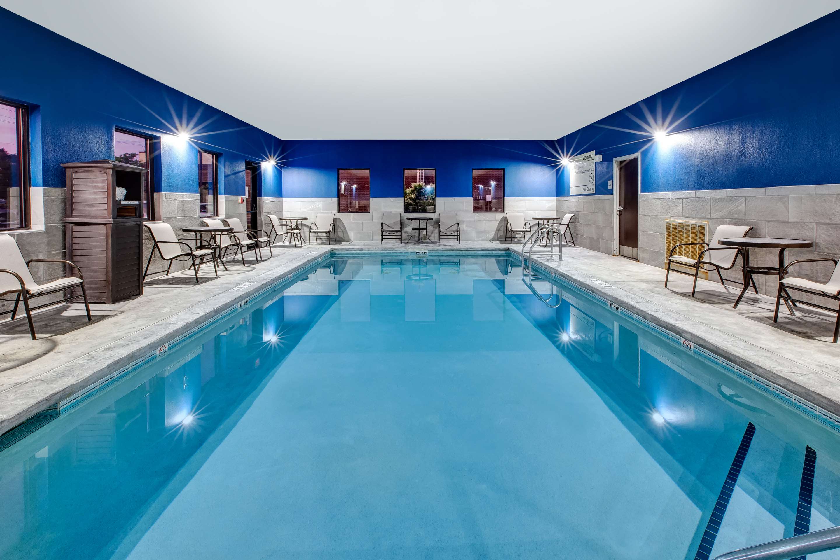 Pool | Hampton Inn & Suites Cleveland-Airport/Middleburg Heights