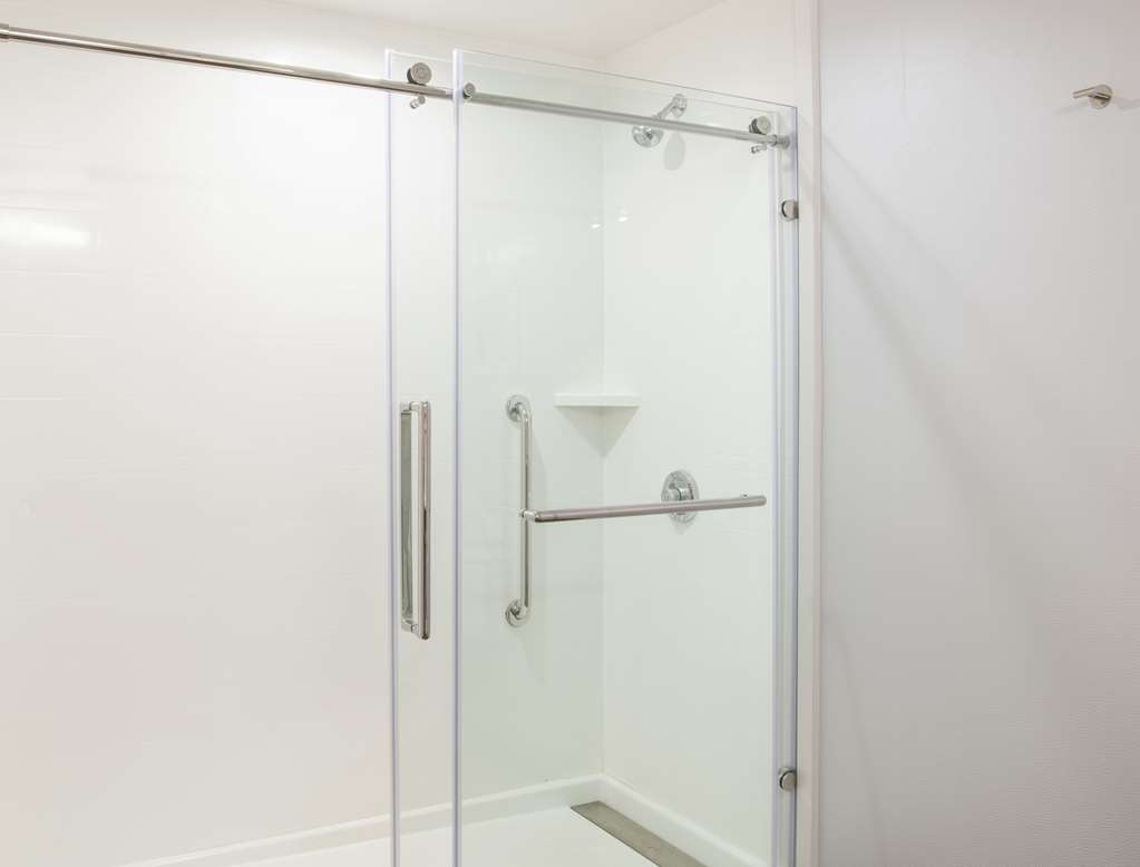 Hampton Inn Cleveland/Solon, OH-guestroom-Guest Room,Bathroom,On-Site.jpg