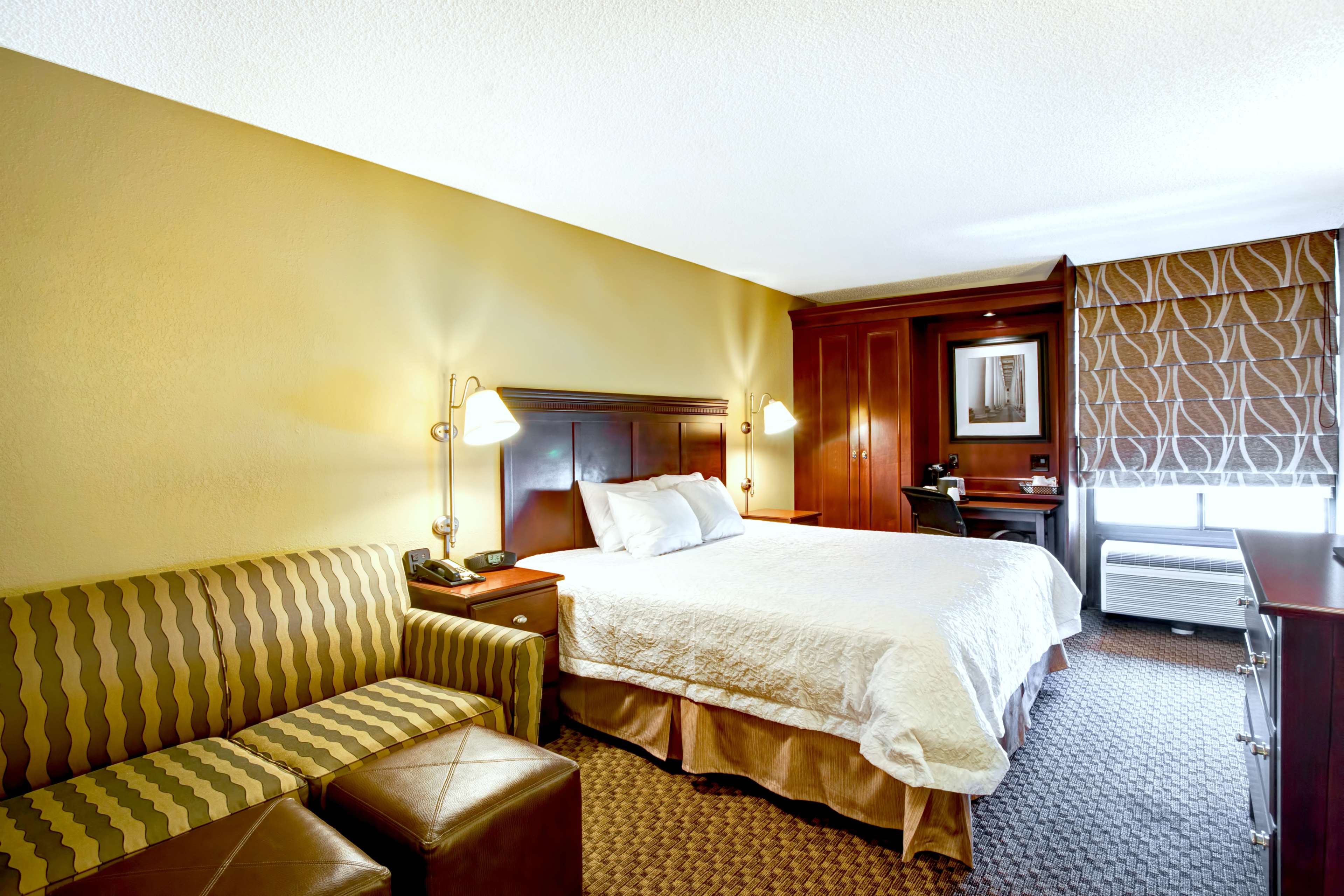 Hampton Inn College Station Room Type - 1 KING SFBD MIC FRG NS