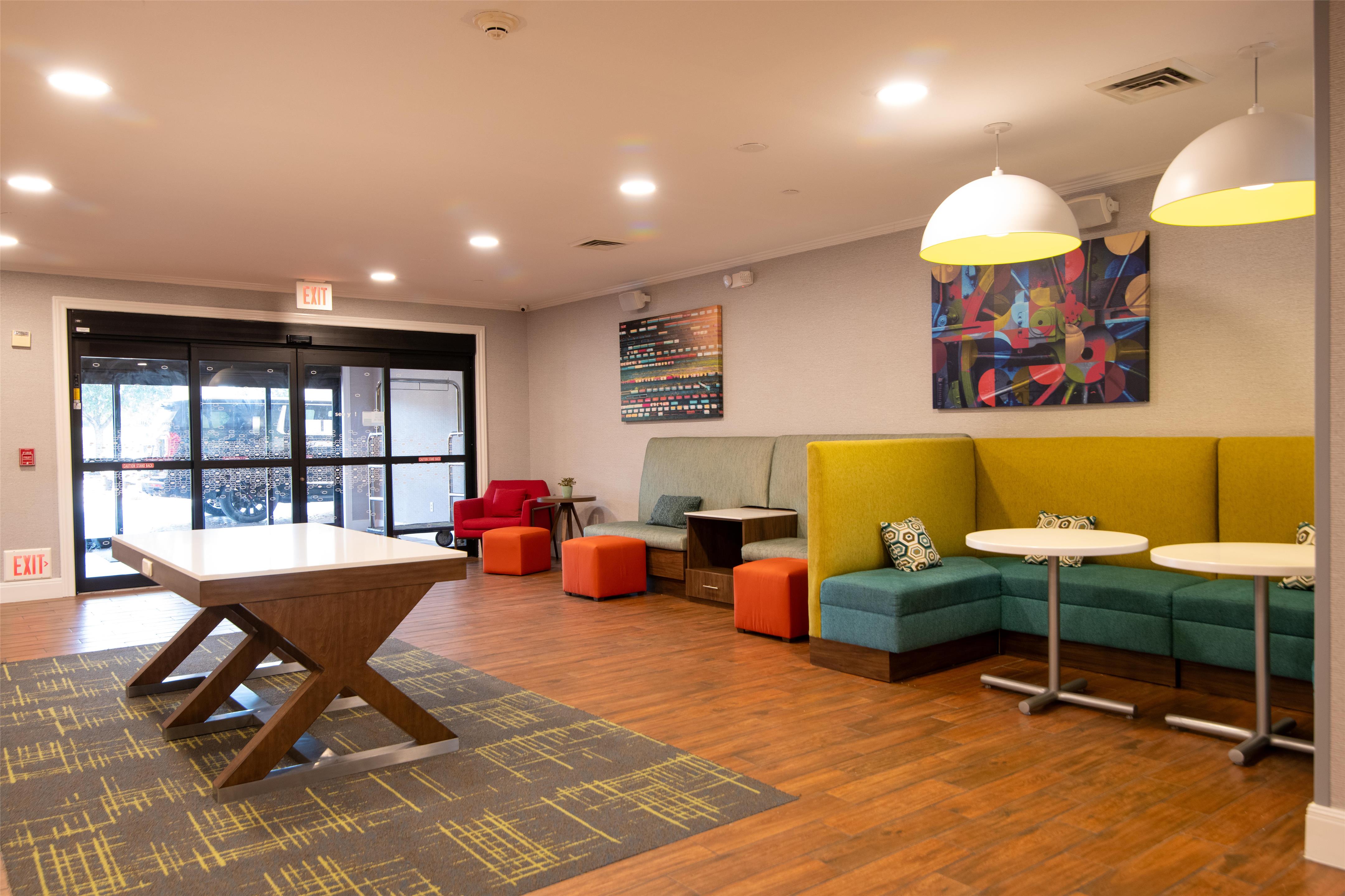Lobby | Hampton Inn & Suites College Station