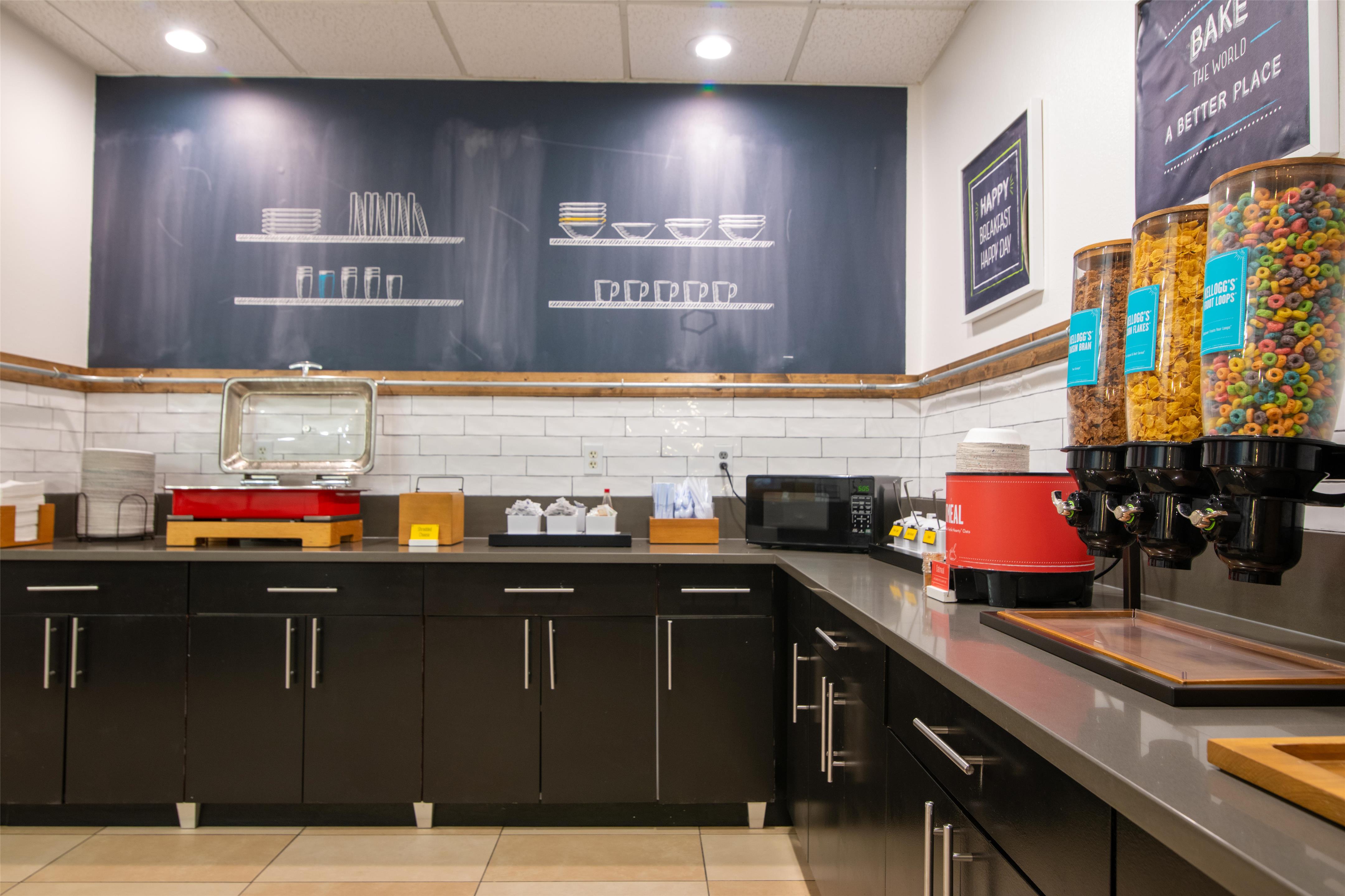 Breakfast Area | Hampton Inn & Suites College Station